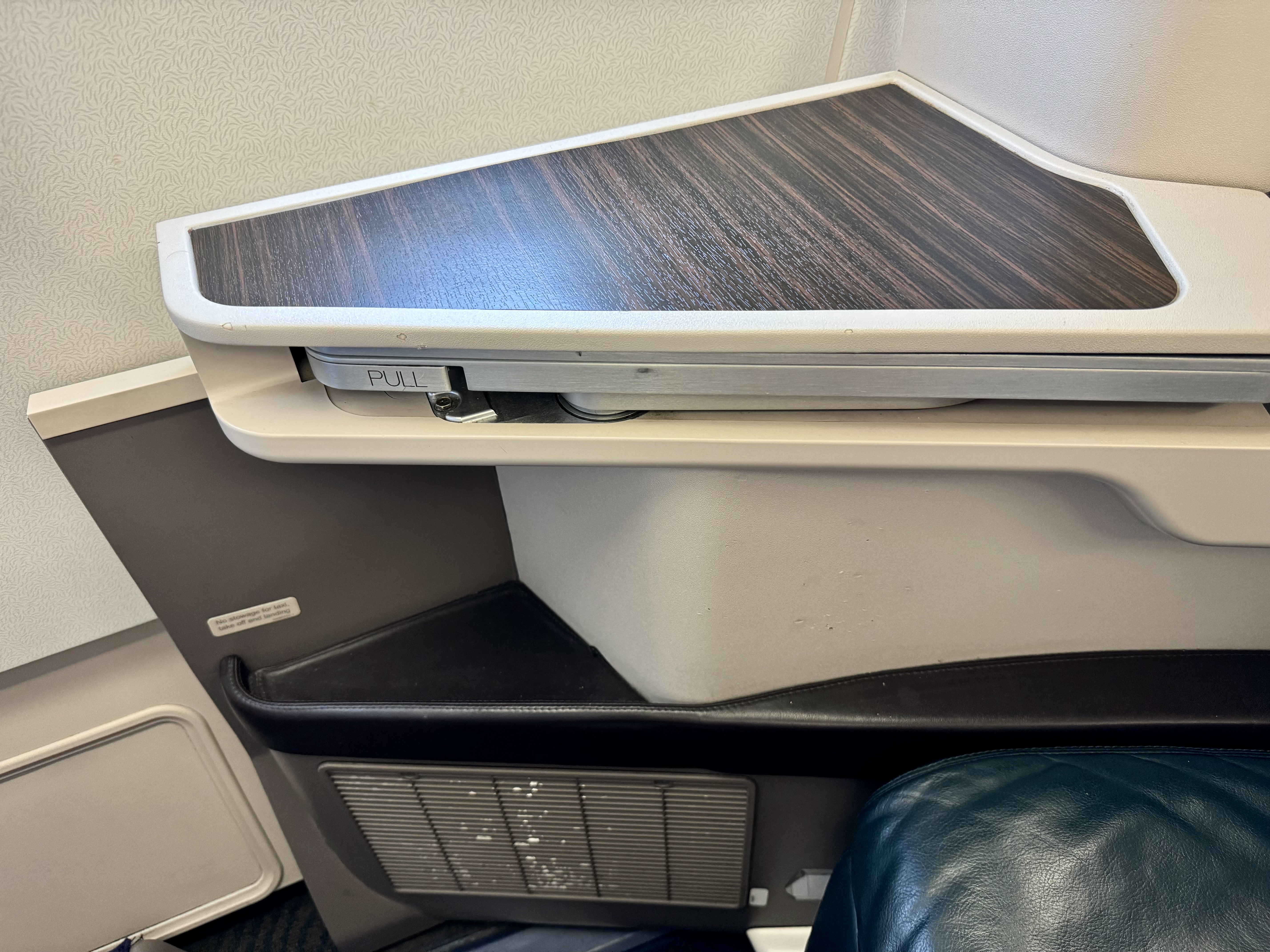 Sri Lankan A330 business class seat storage