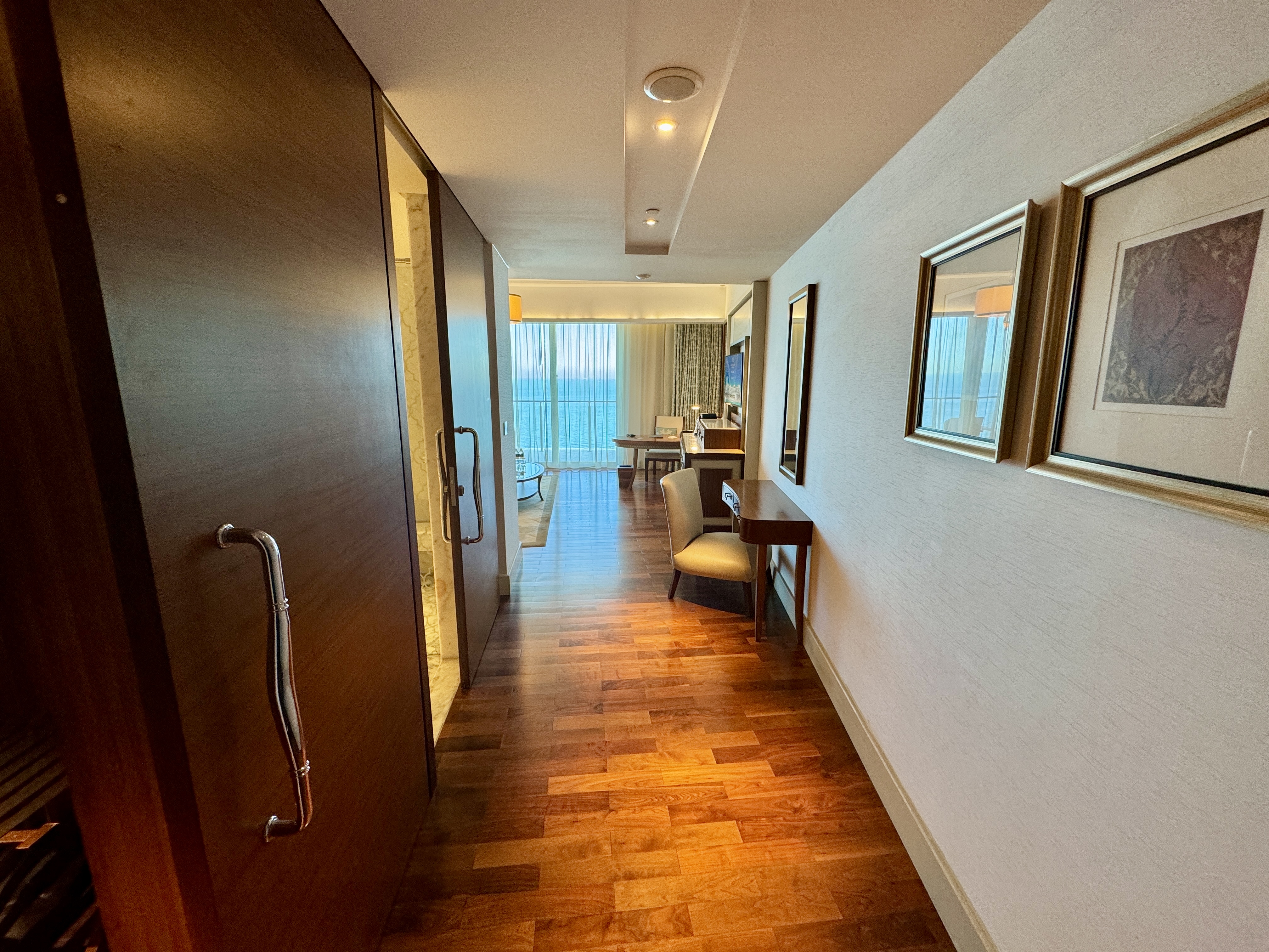 Waldorf Astoria Dubai Palm Jumeirah Guest Room Foyer Waldorf Astoria Dubai Palm Jumeirah Guest Room Foyer