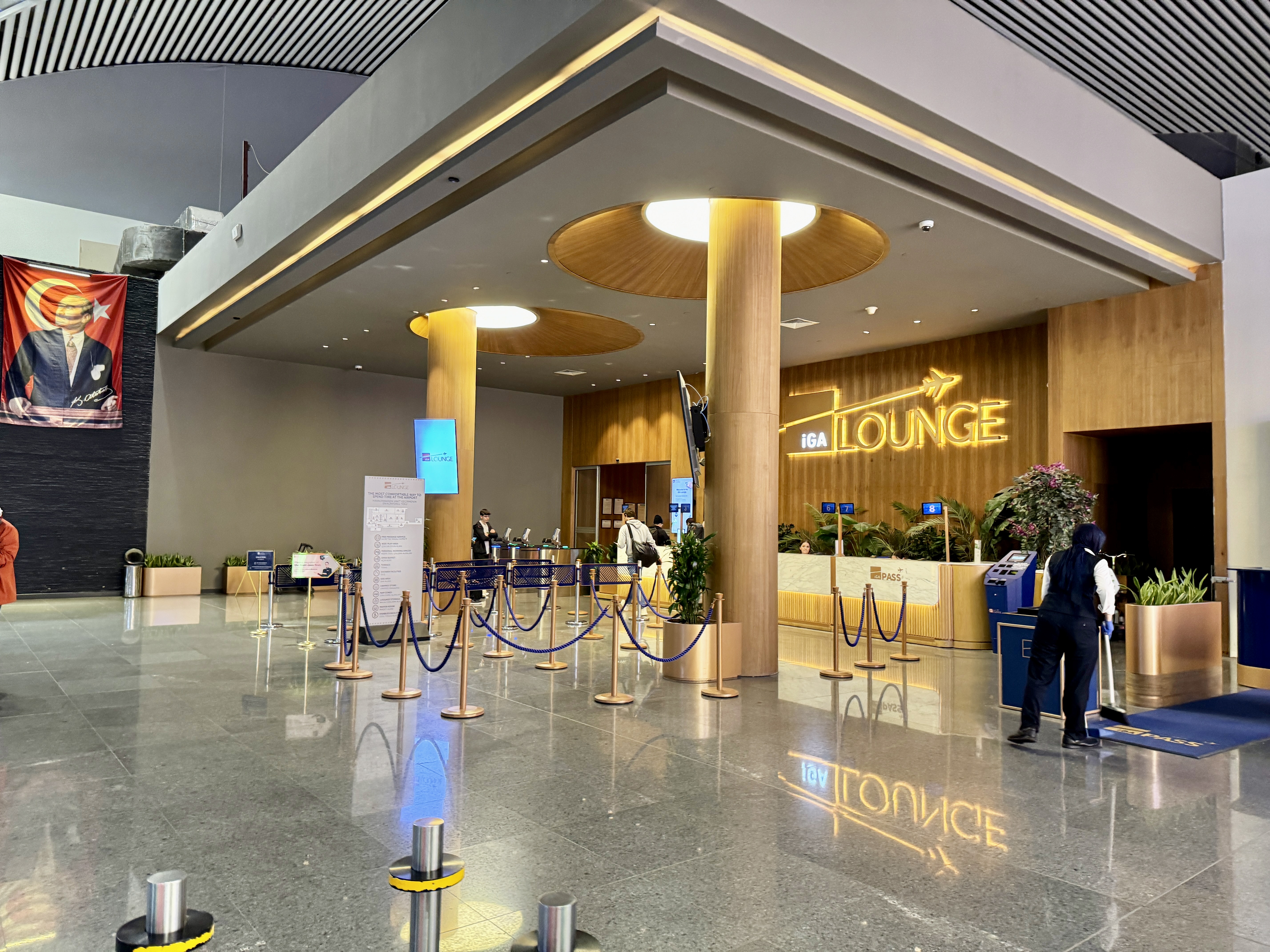 flydubai 737 800 economy IST IGA Lounge exterior flydubai 737 800 economy IST IGA Lounge exterior