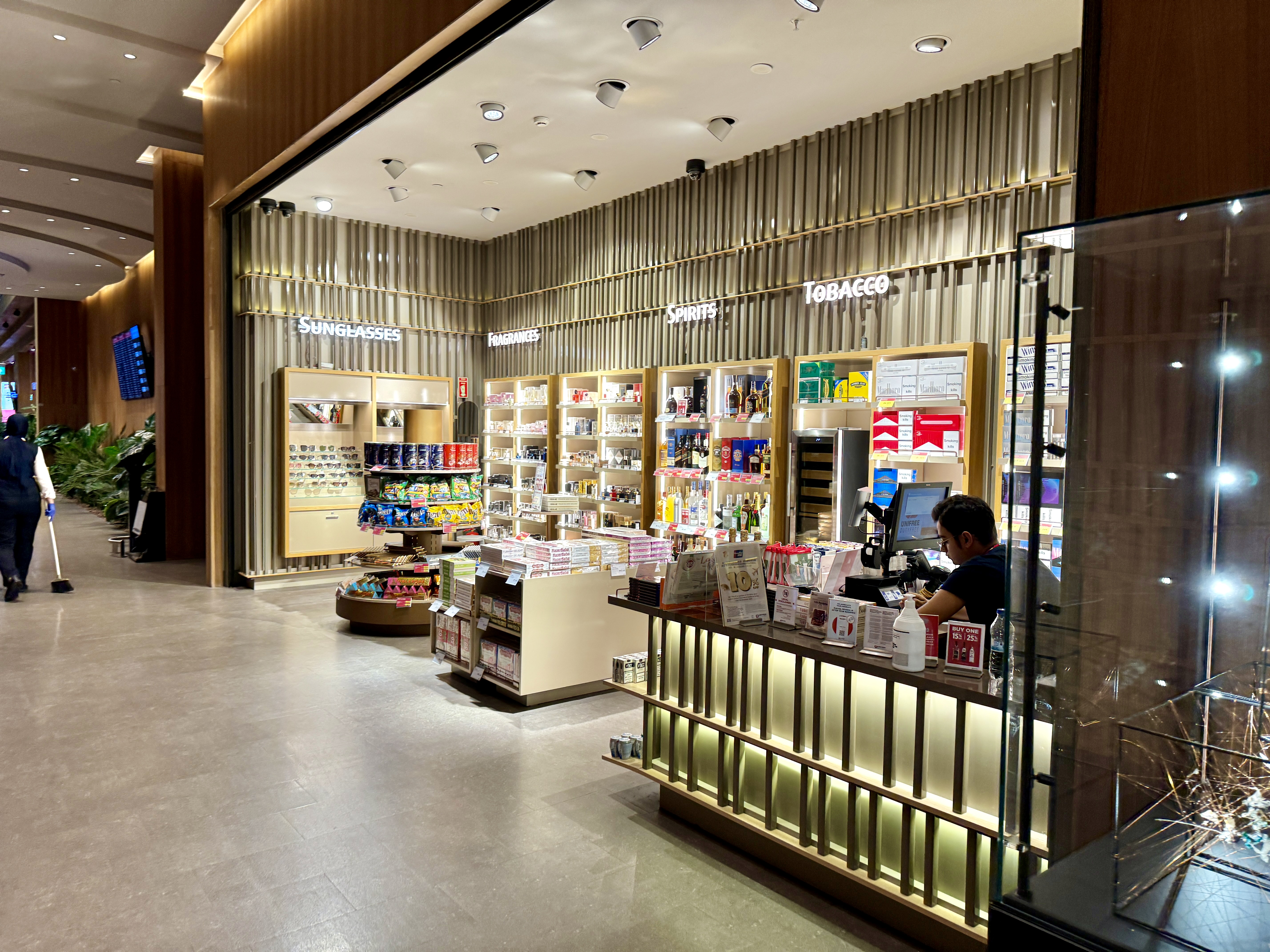 flydubai 737 800 economy IST IGA lounge shop flydubai 737 800 economy IST IGA lounge shop