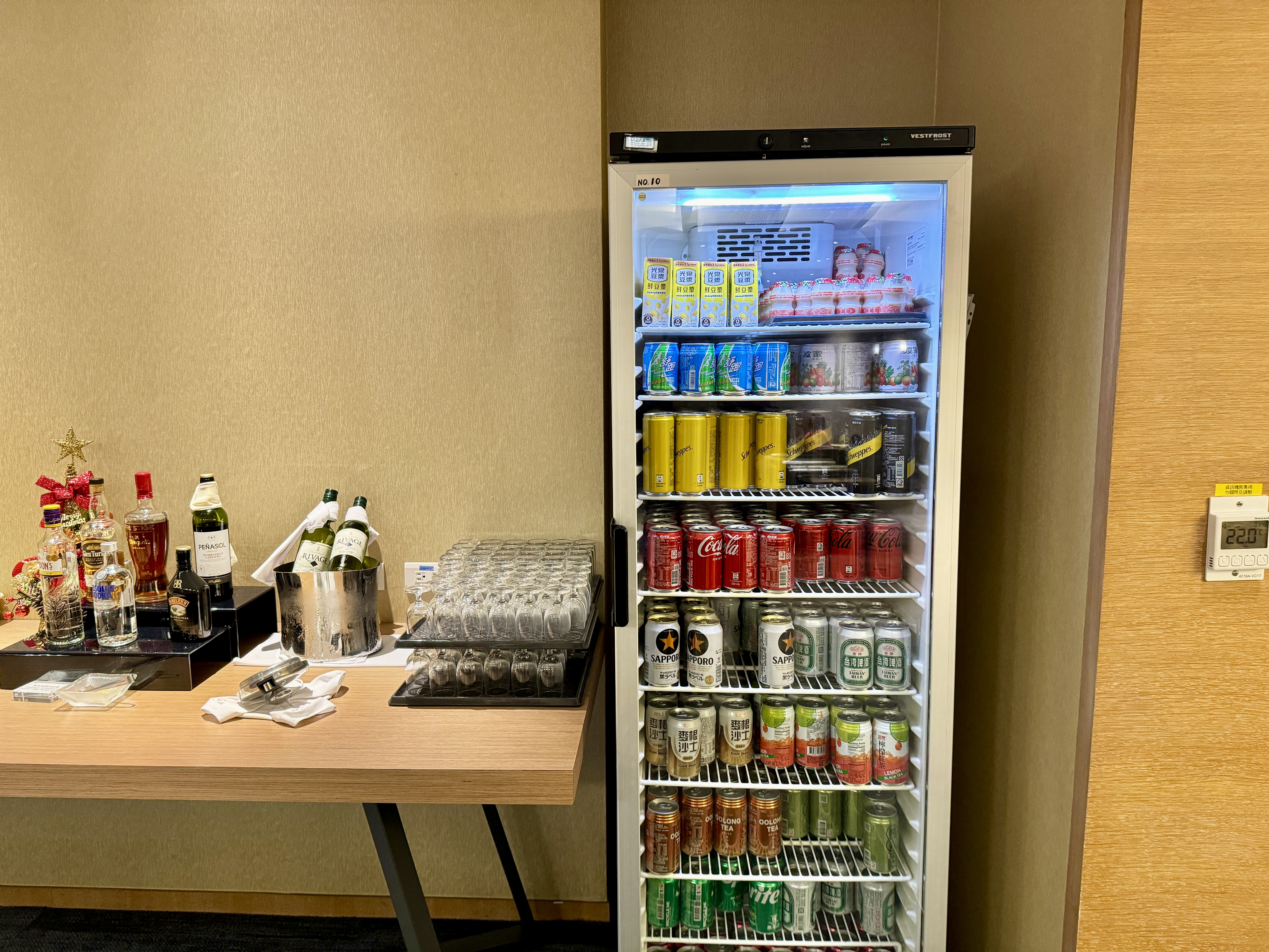 China Airlines A350 Business Class China Airlines Lounge Drinks Case China Airlines A350 Business Class China Airlines Lounge Drinks Case