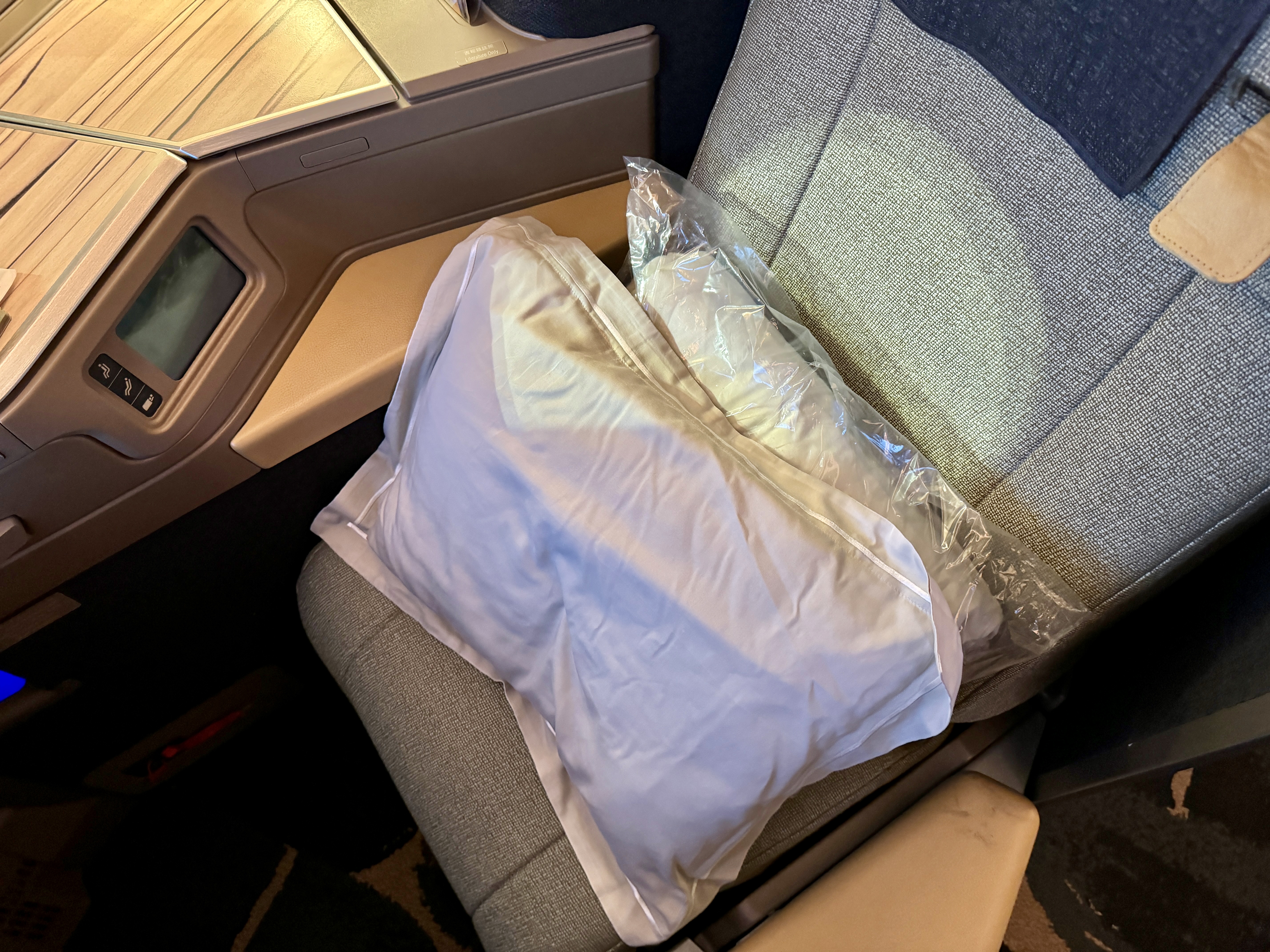 China Airlines A350 Business Class Seat 15K Pillow and Bedding China Airlines A350 Business Class Seat 15K Pillow and Bedding
