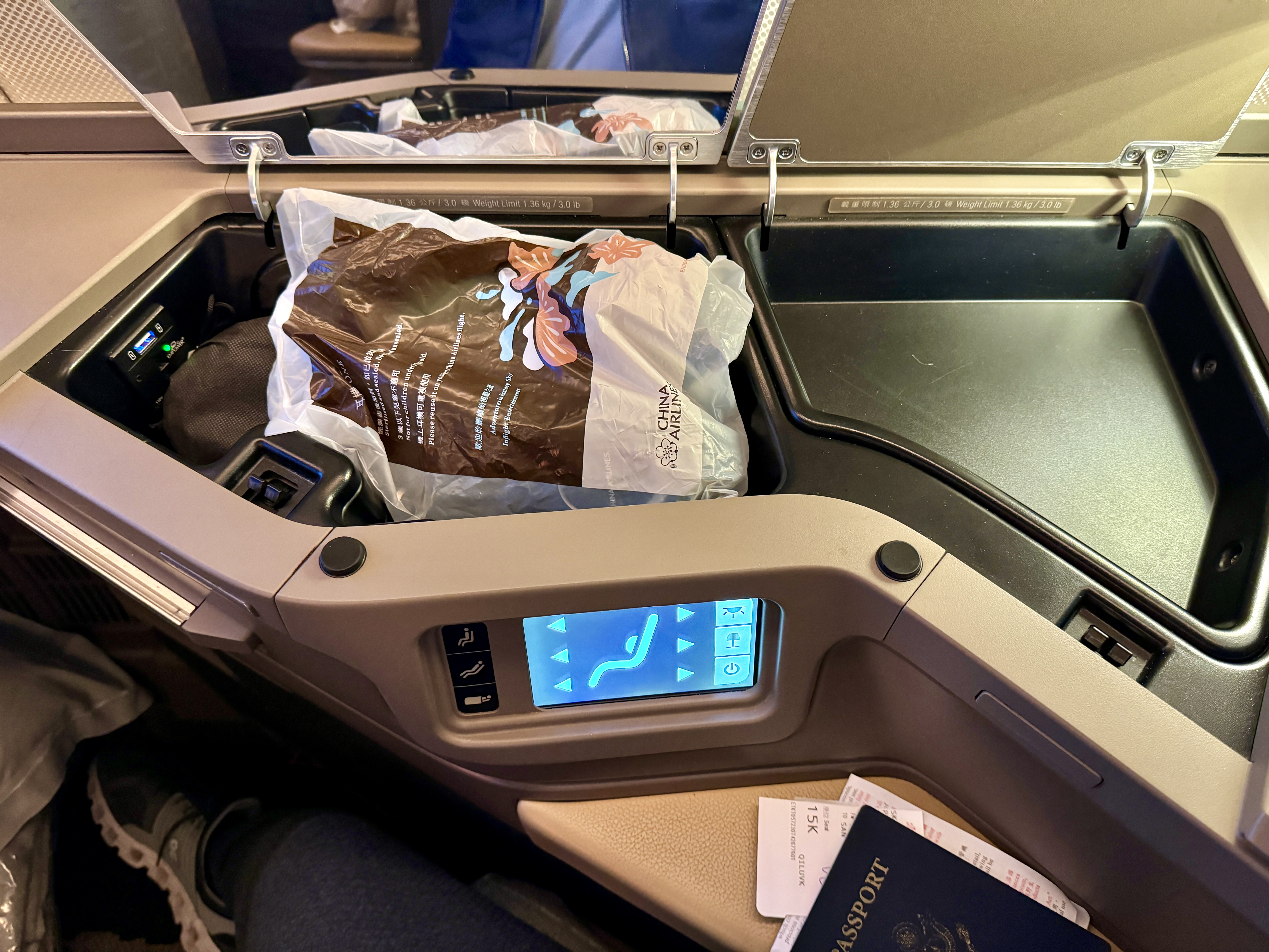 China Airlines A350 Business Class Seat 15K Storage with Amenities China Airlines A350 Business Class Seat 15K Storage with Amenities
