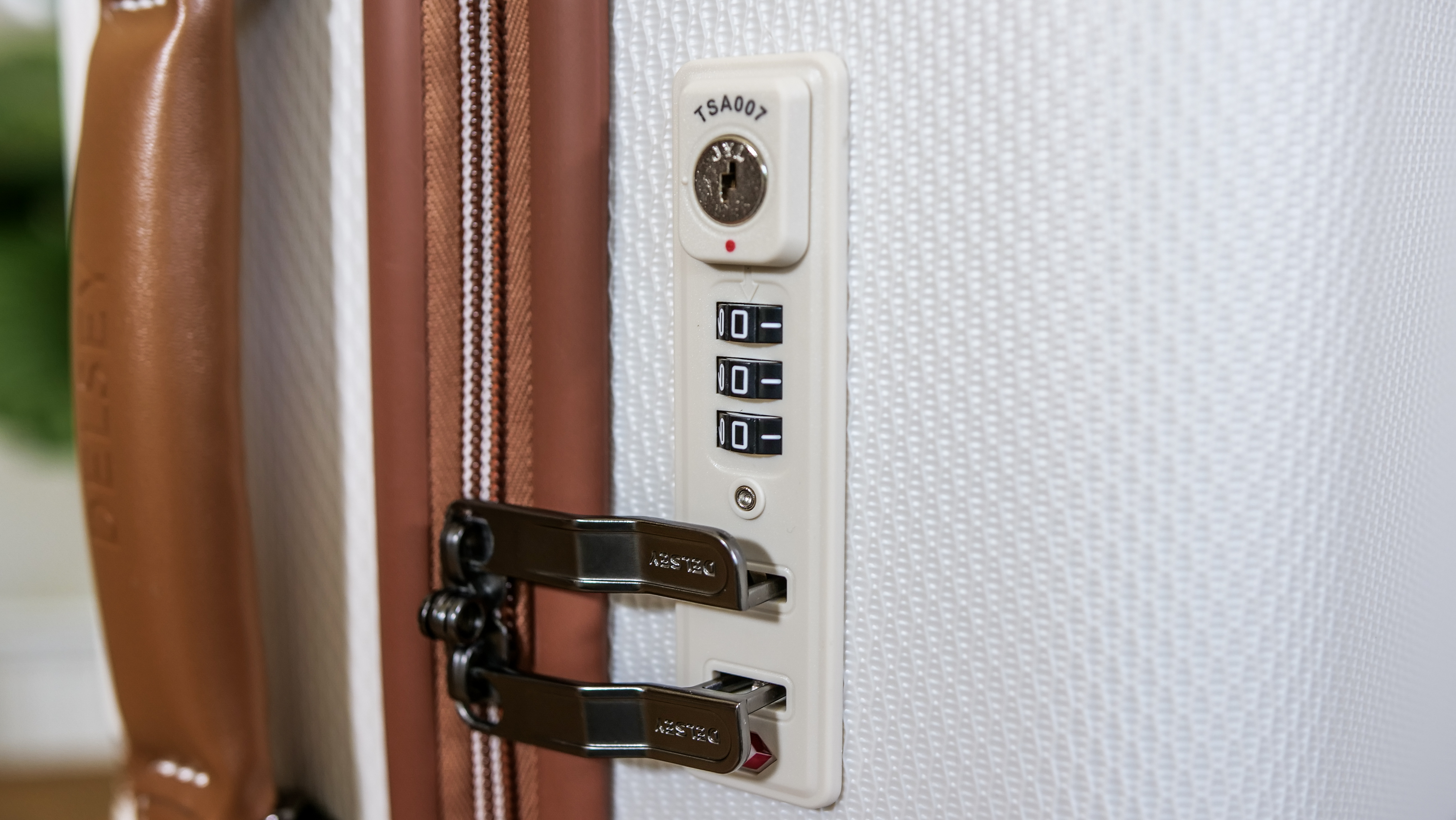 Delsey Chatelet Hardside Spinner Lock Delsey Chatelet Hardside Spinner Lock