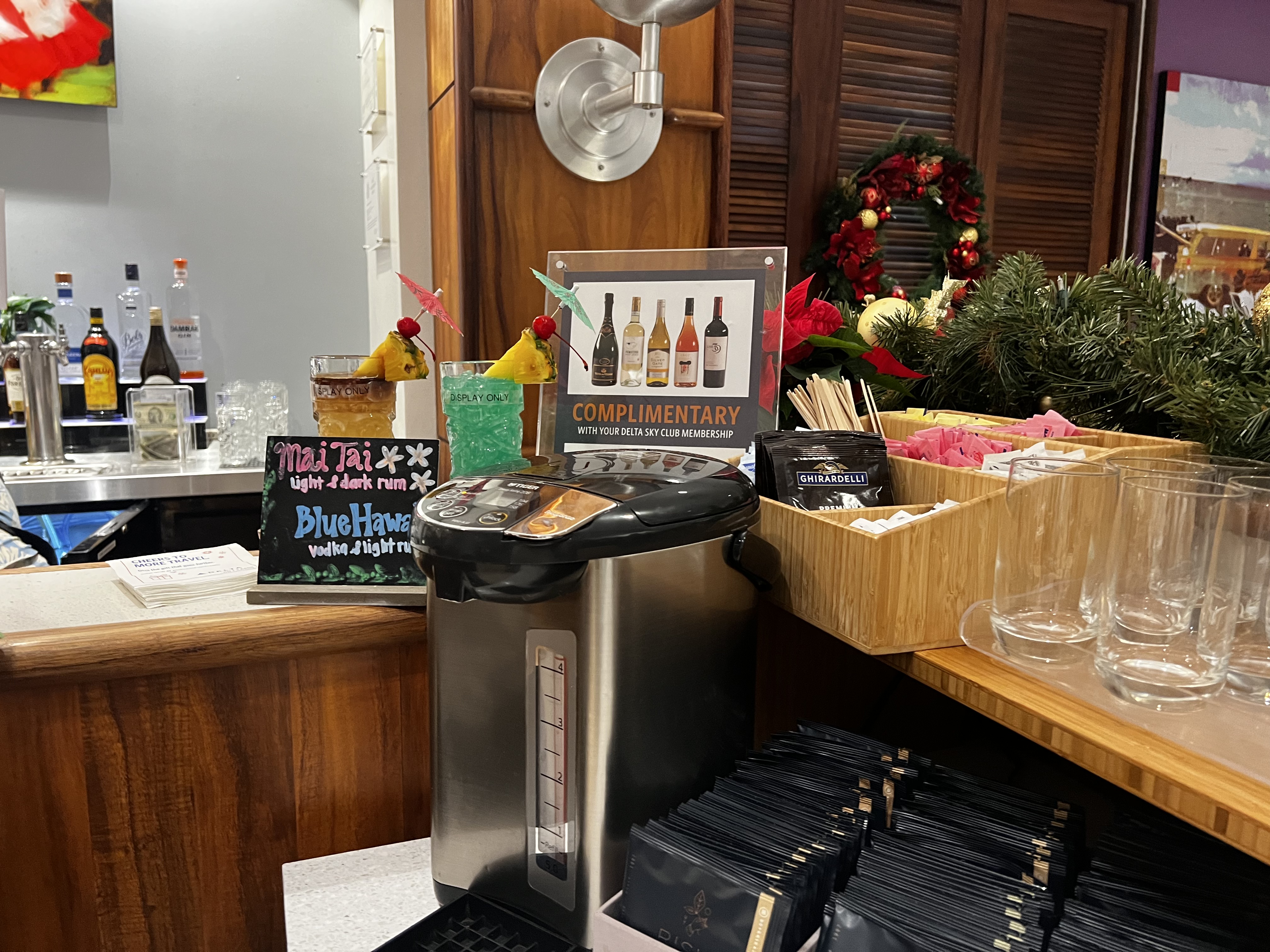 Delta Sky Club HNL Bar Delta Sky Club HNL Bar