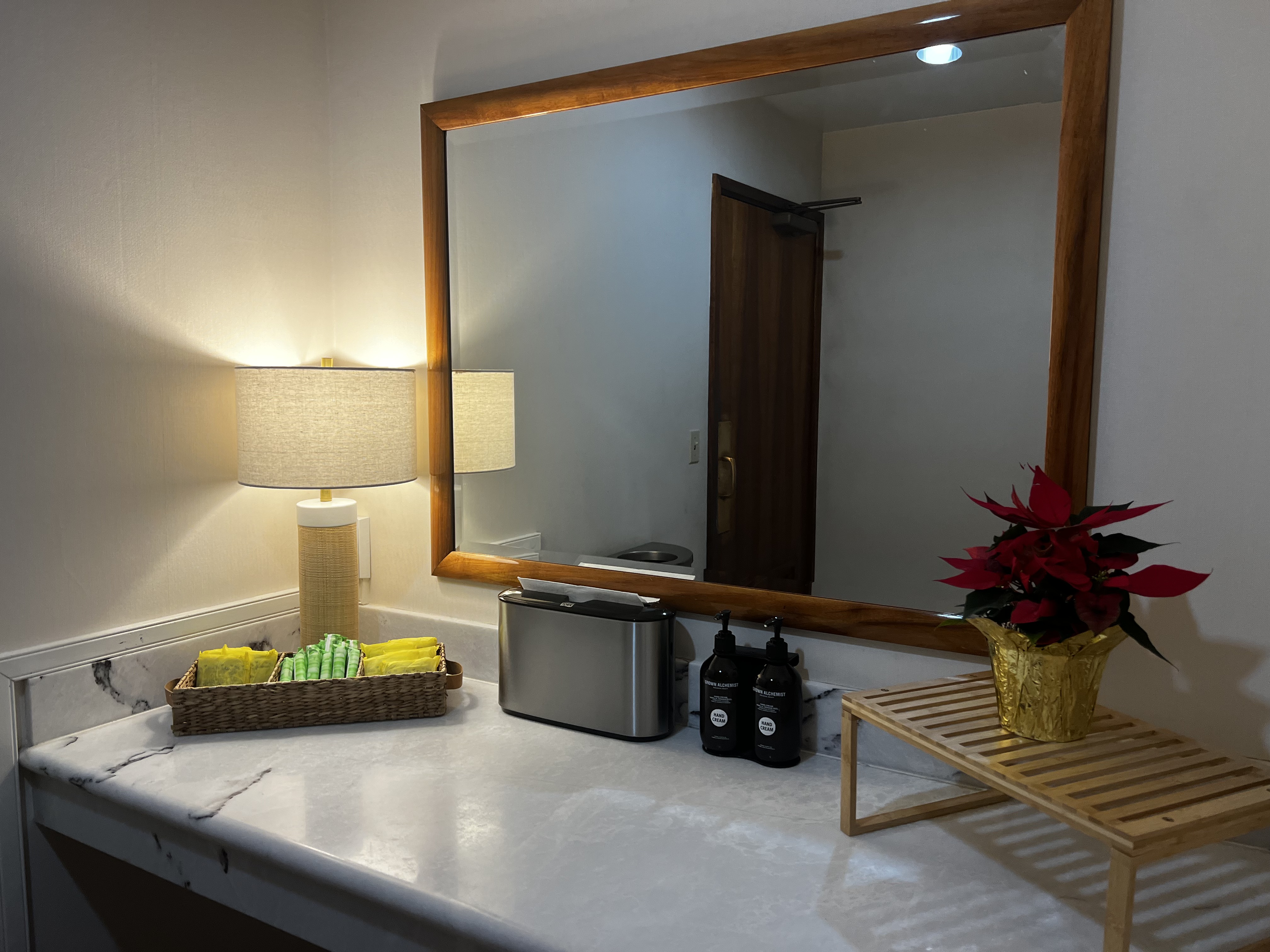 Delta Sky Club HNL Bathroom Foyer Delta Sky Club HNL Bathroom Foyer