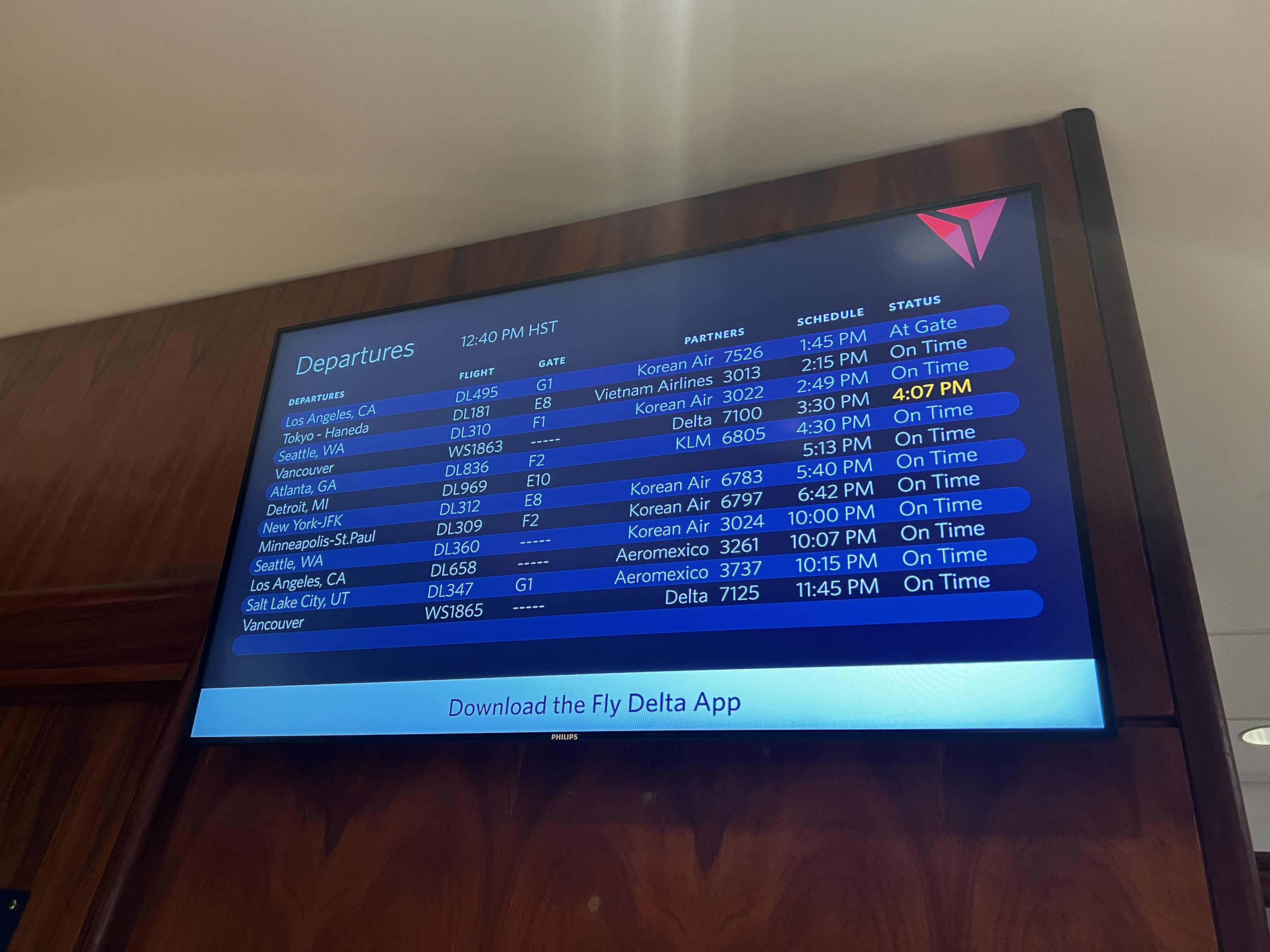 Delta Sky Club HNL Departure Board 1 Delta Sky Club HNL Departure Board 1
