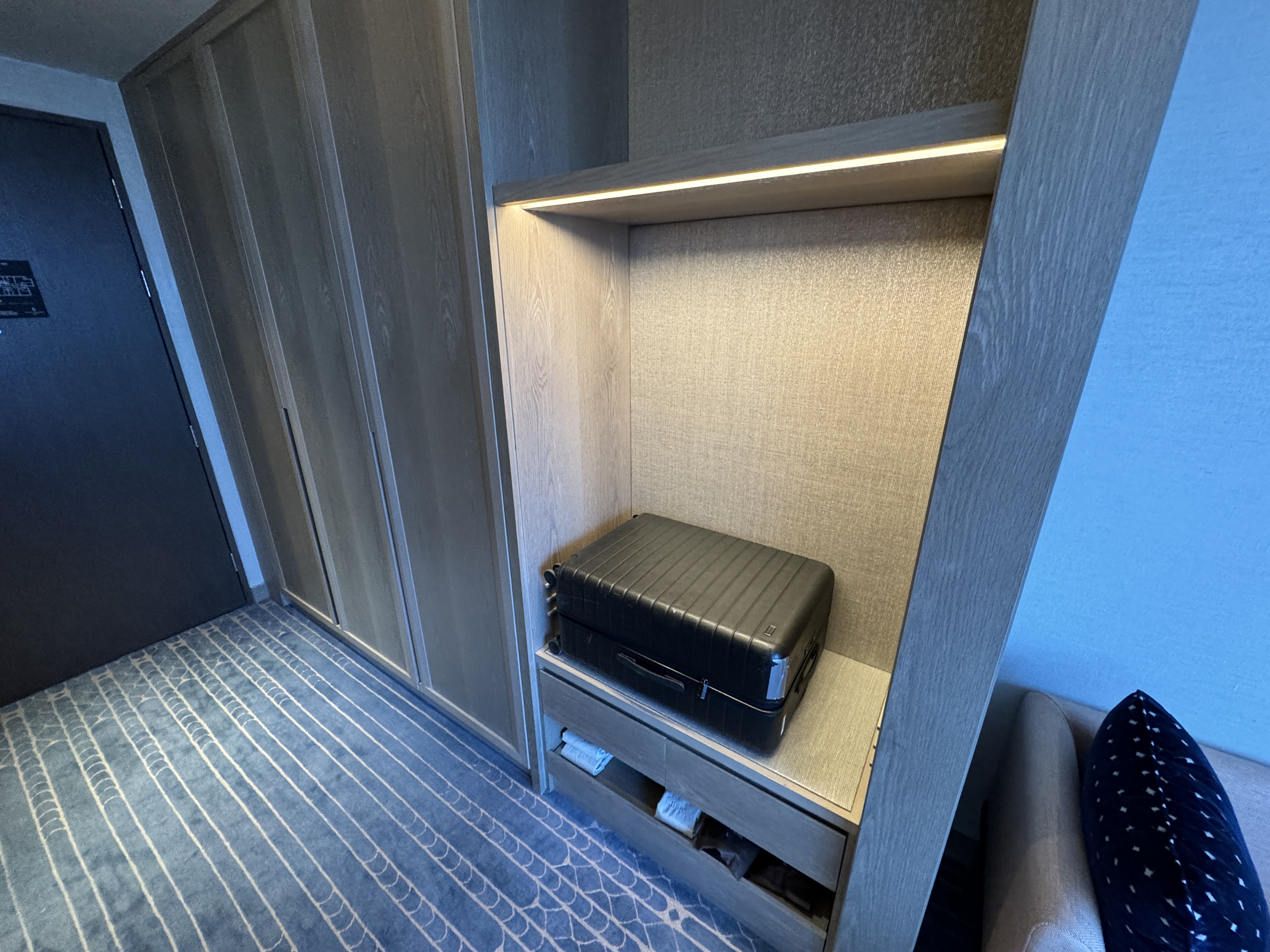 Four Seasons Mumbai Luggage Rack