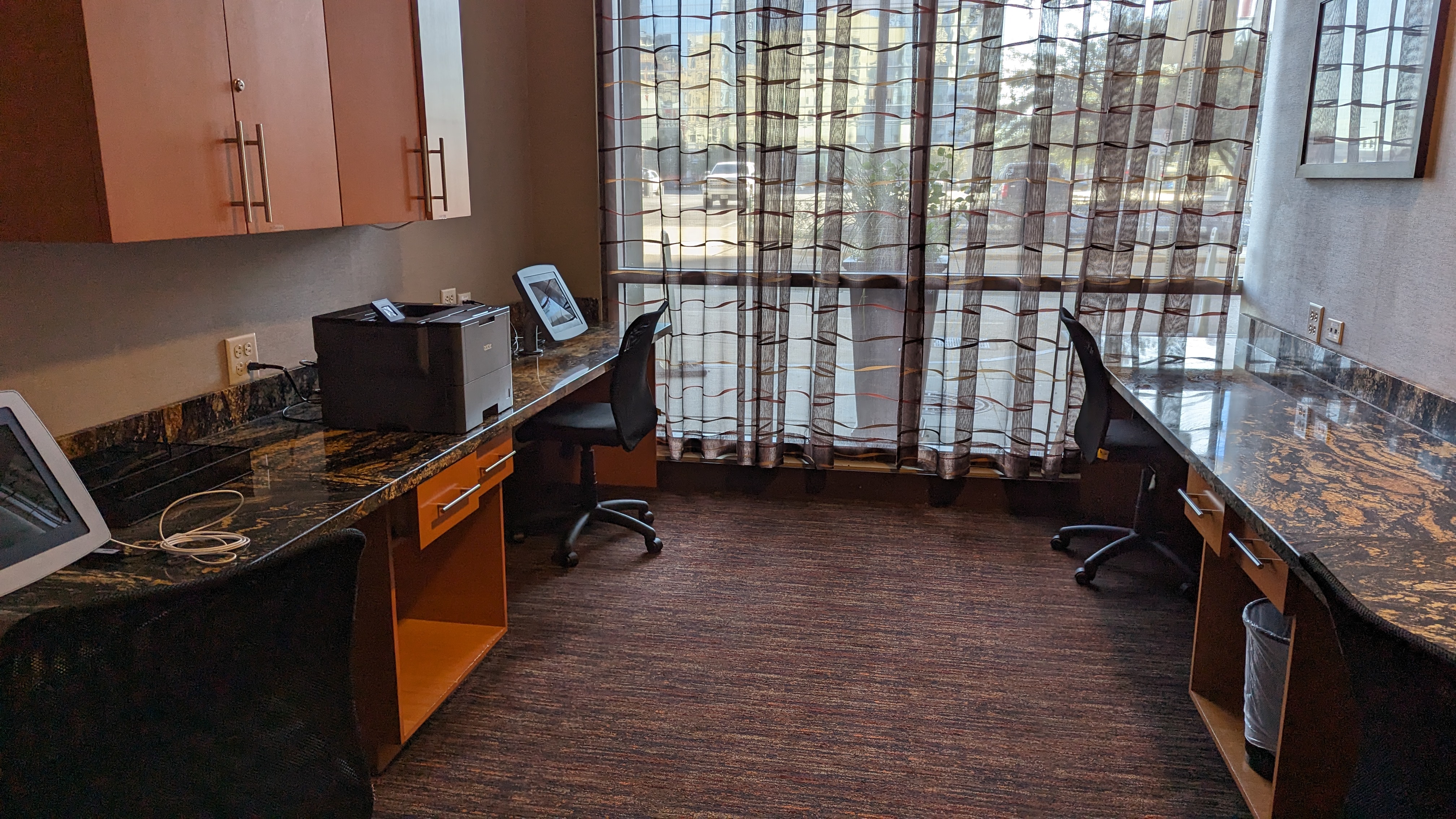 Hampton Inn Houston Downtown amenities business center