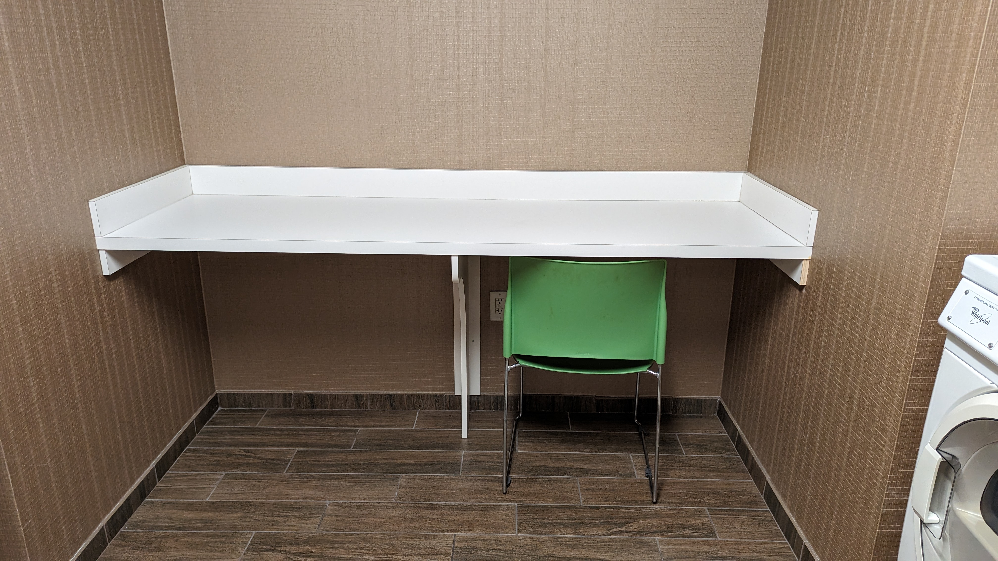 Hampton Inn Houston Downtown amenities guest laundry folding table and chair