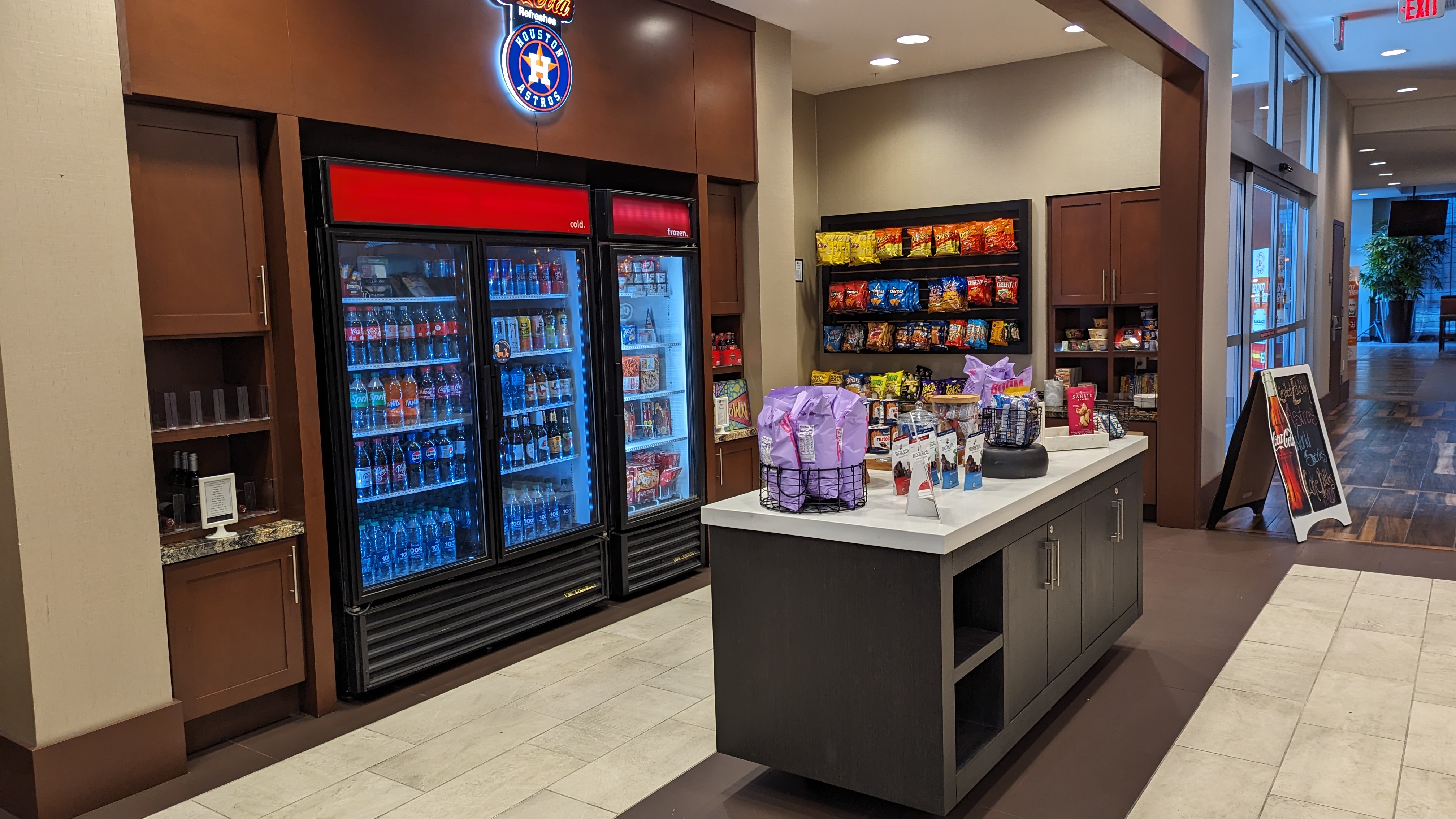 Hampton Inn Houston Downtown amenities lobby market