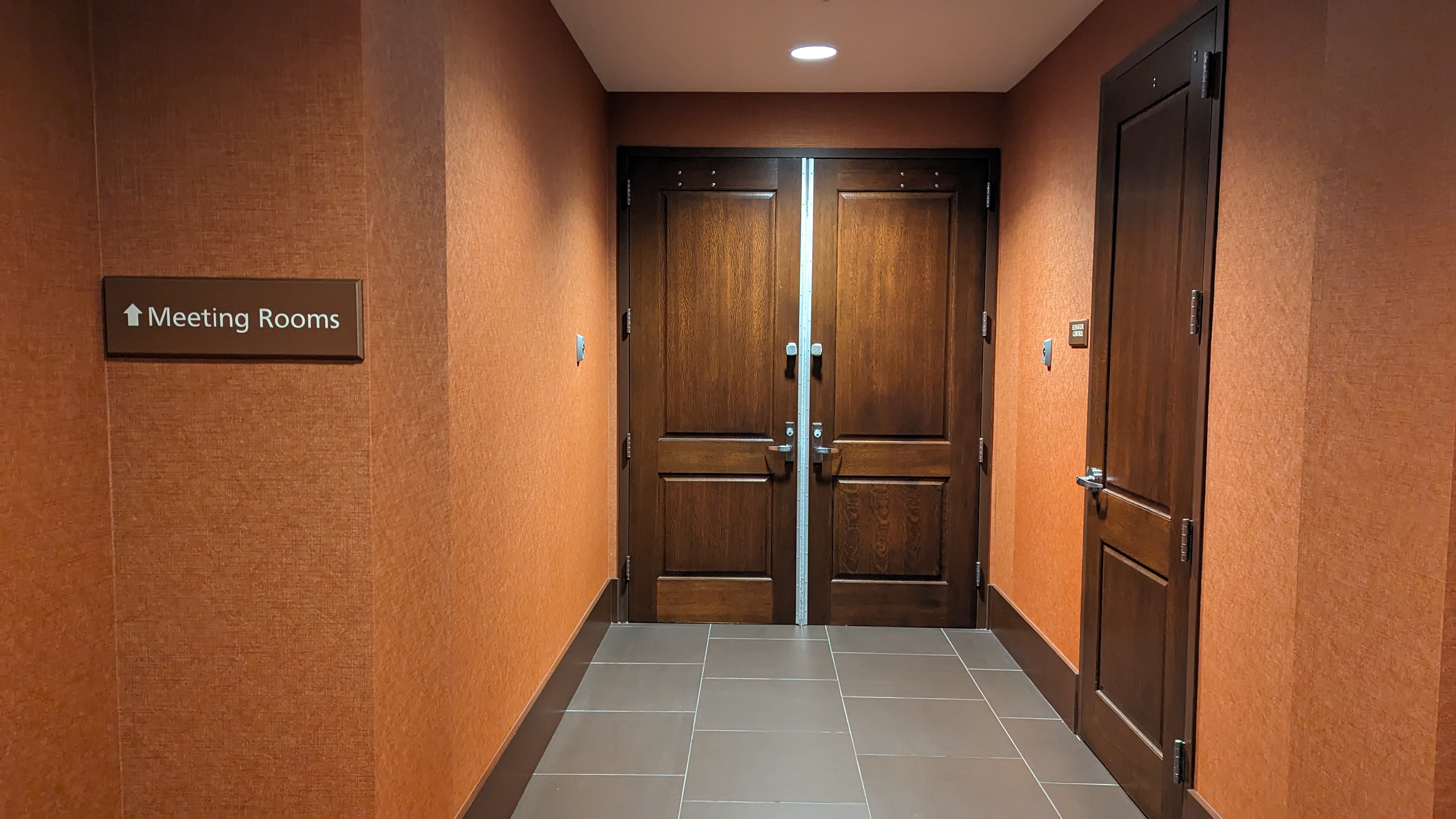 Hampton Inn Houston Downtown amenities meeting rooms