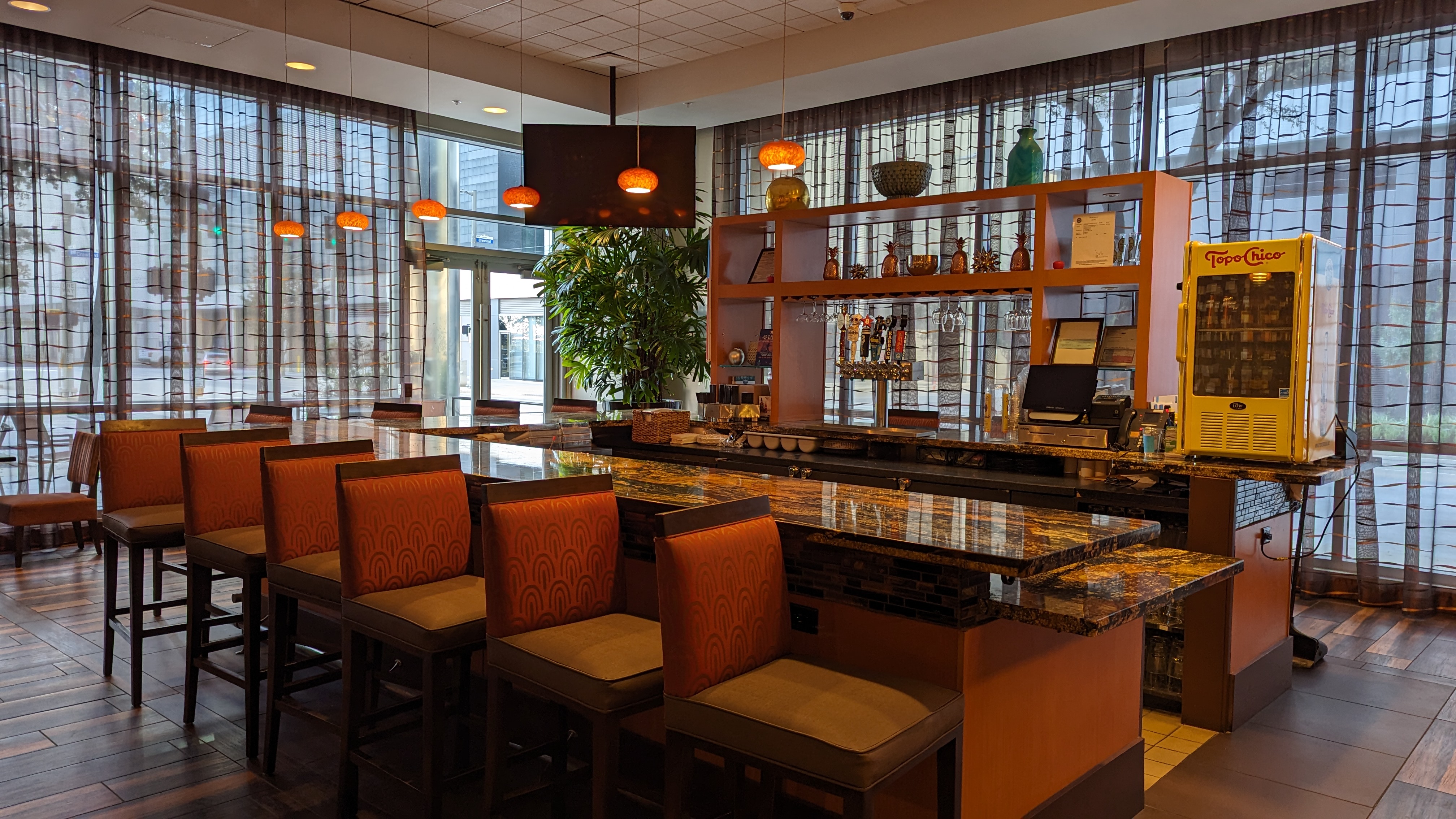 Hampton Inn Houston Downtown food and beverage 7Ten Bar and Grill bar