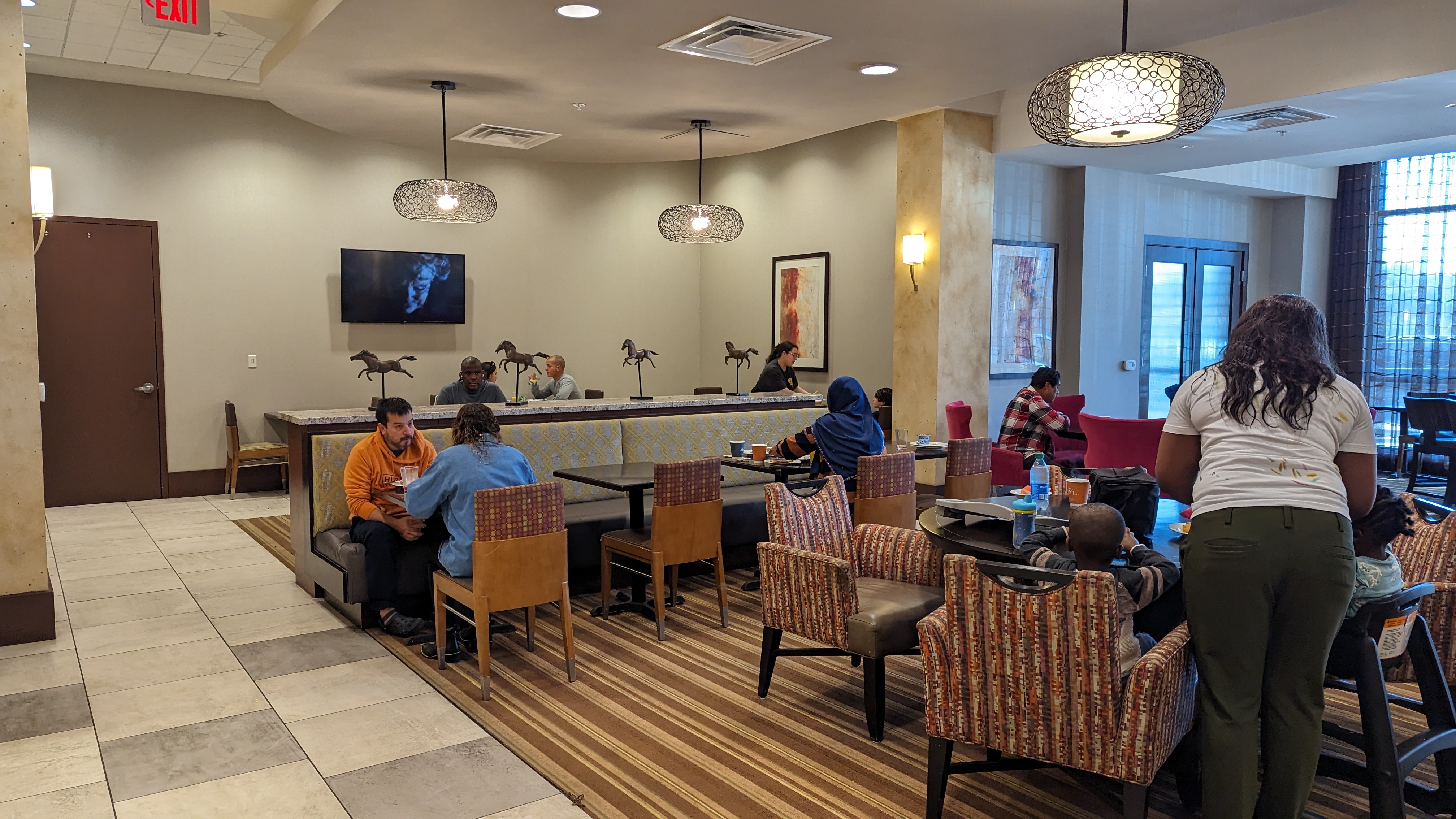 Hampton Inn Houston Downtown food and beverage breakfast buffet dining area