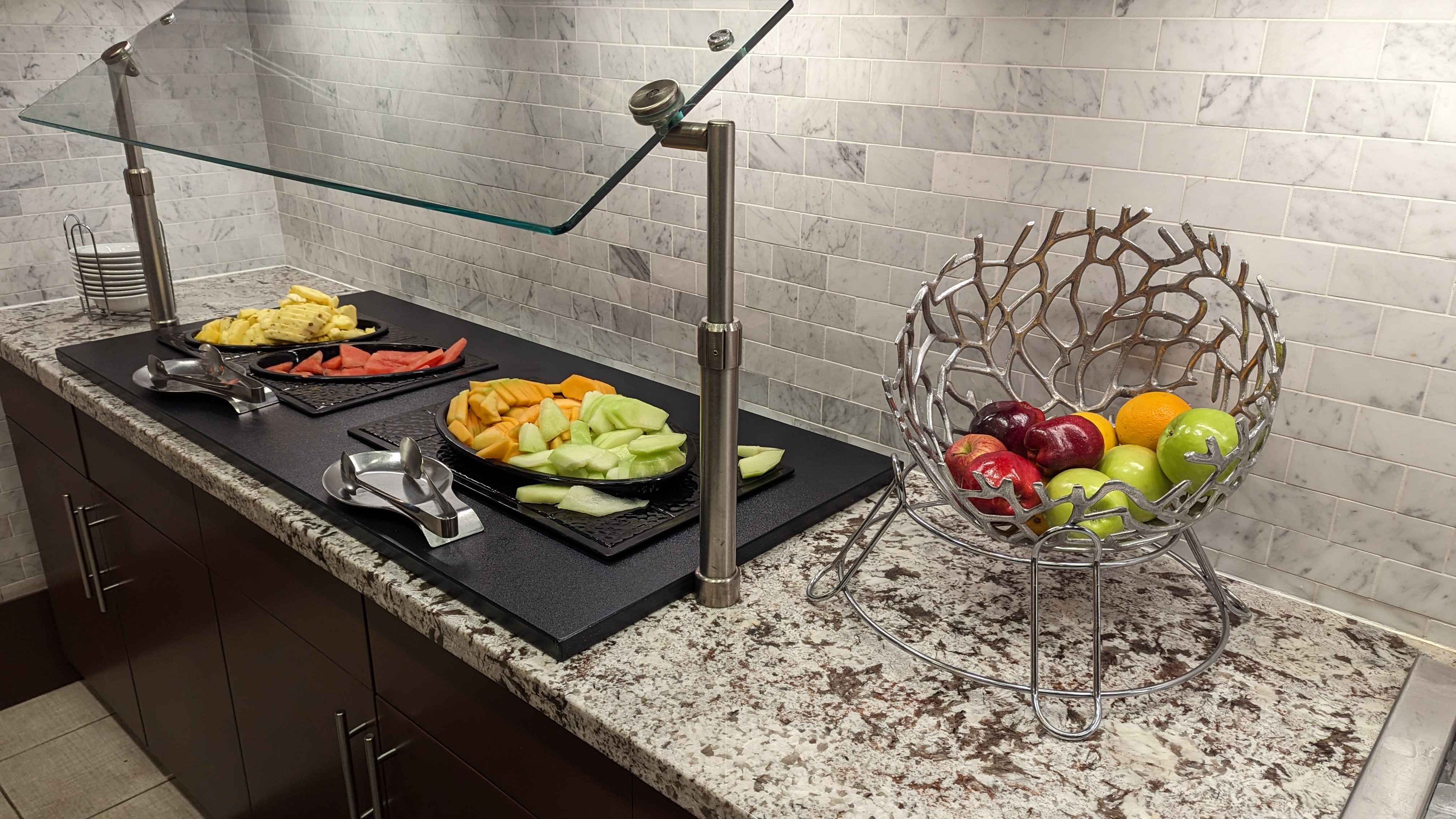 Hampton Inn Houston Downtown food and beverage breakfast buffet fruit