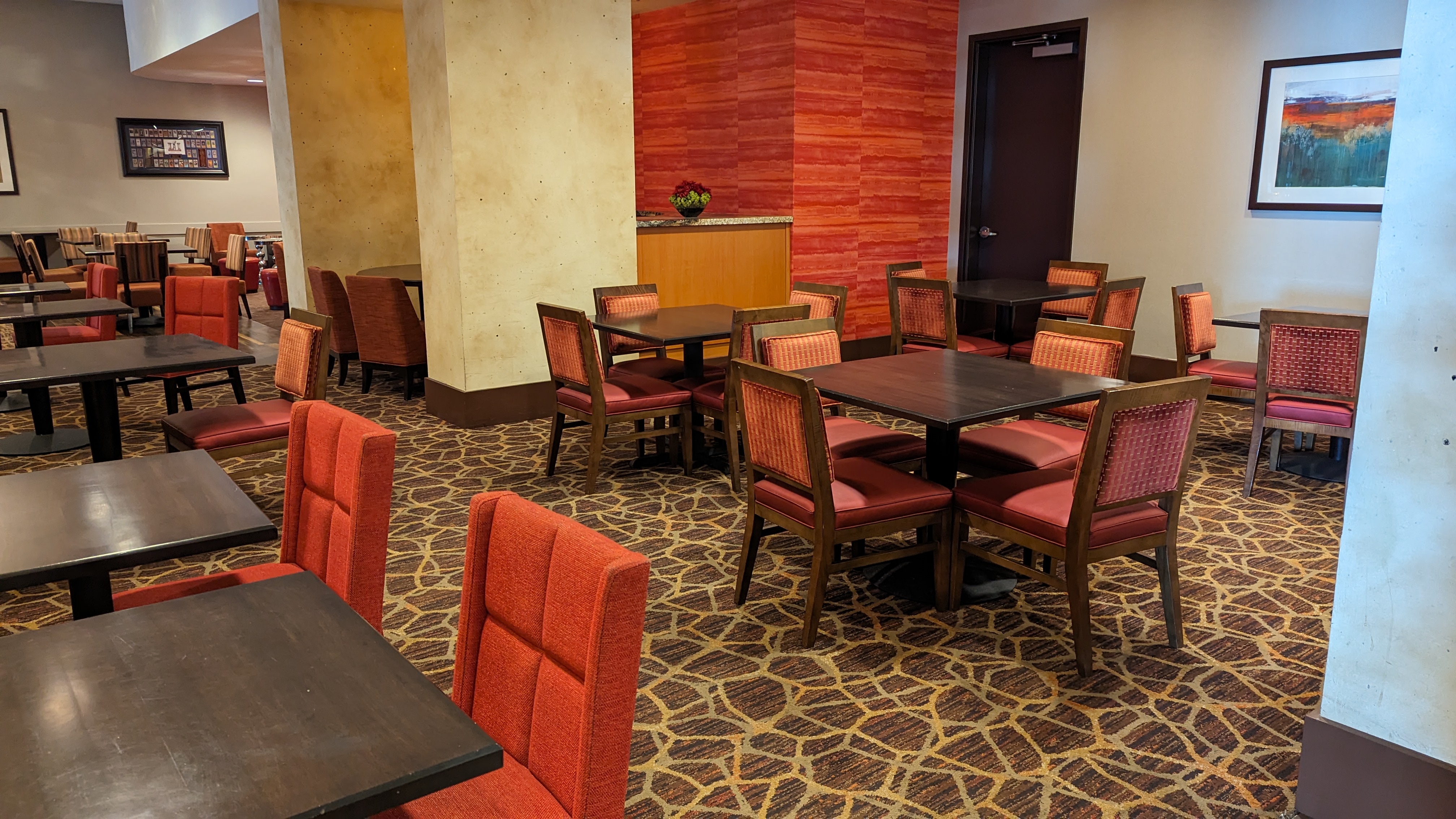 Hampton Inn Houston Downtown food and beverage breakfast seating alternative