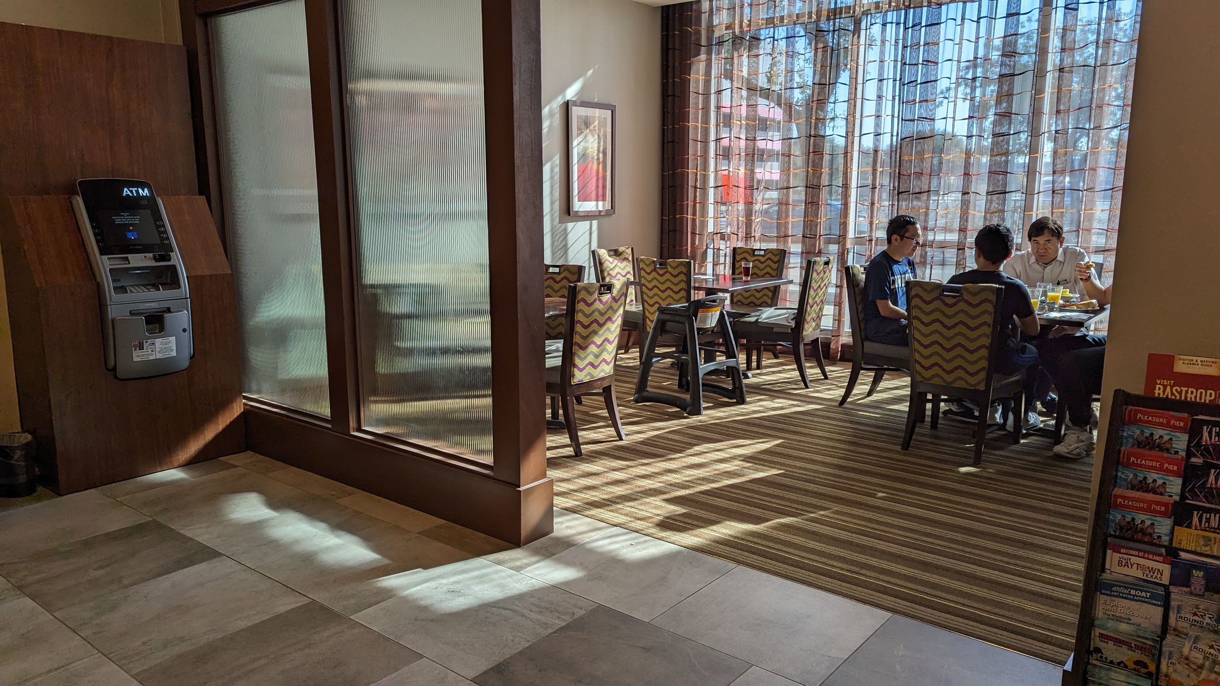 Hampton Inn Houston Downtown food and beverage breakfast seating area