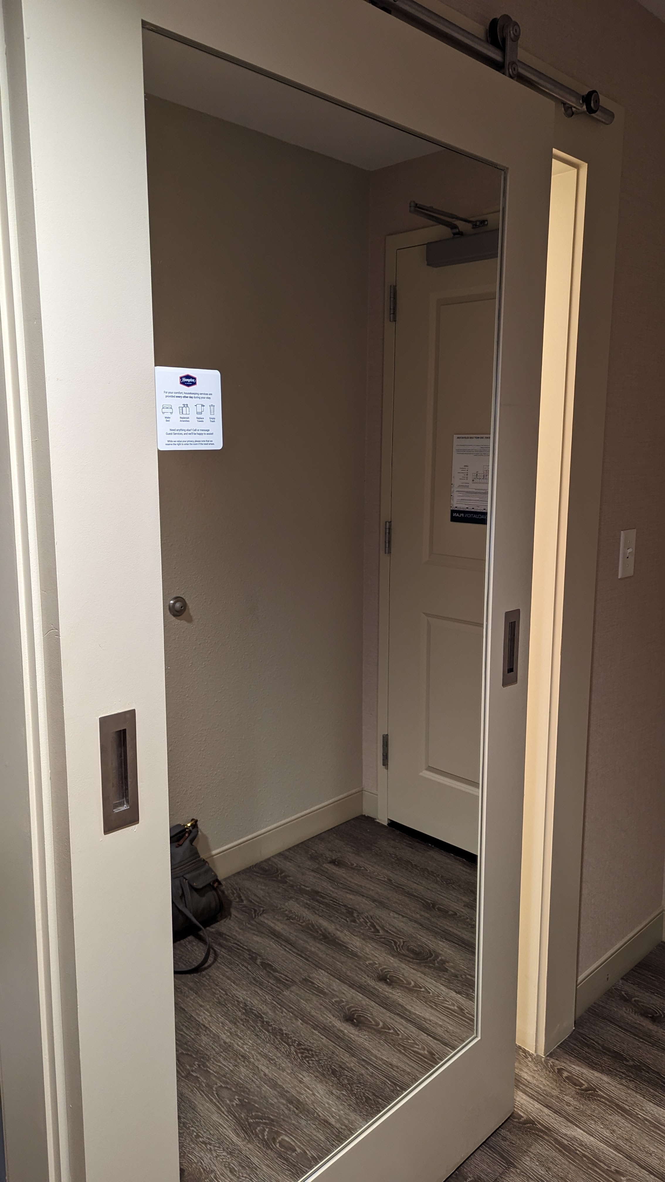 Hampton Inn Houston Downtown guestroom bathroom door