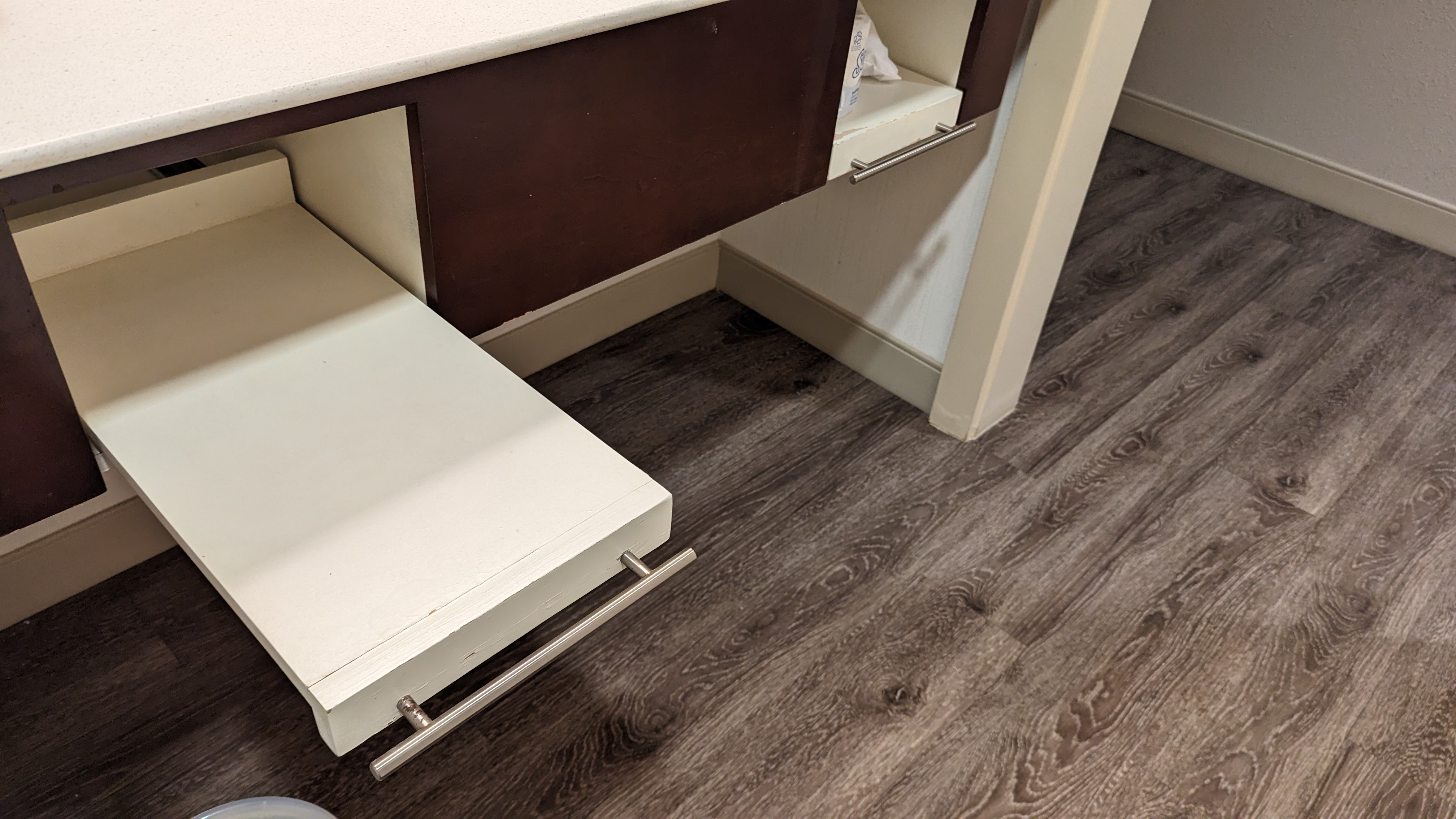 Hampton Inn Houston Downtown guestroom bathroom shelves