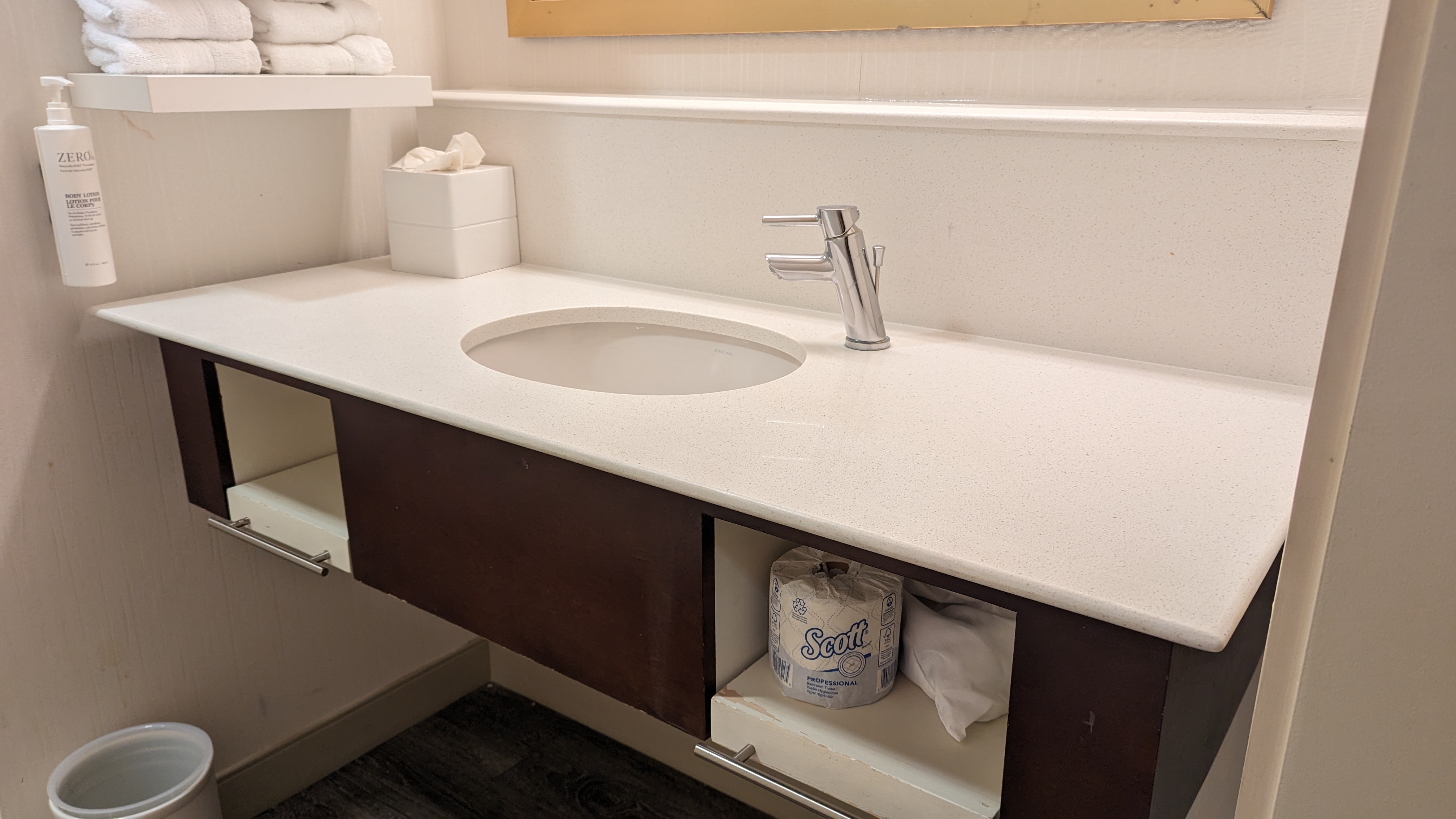 Hampton Inn Houston Downtown guestroom bathroom sink