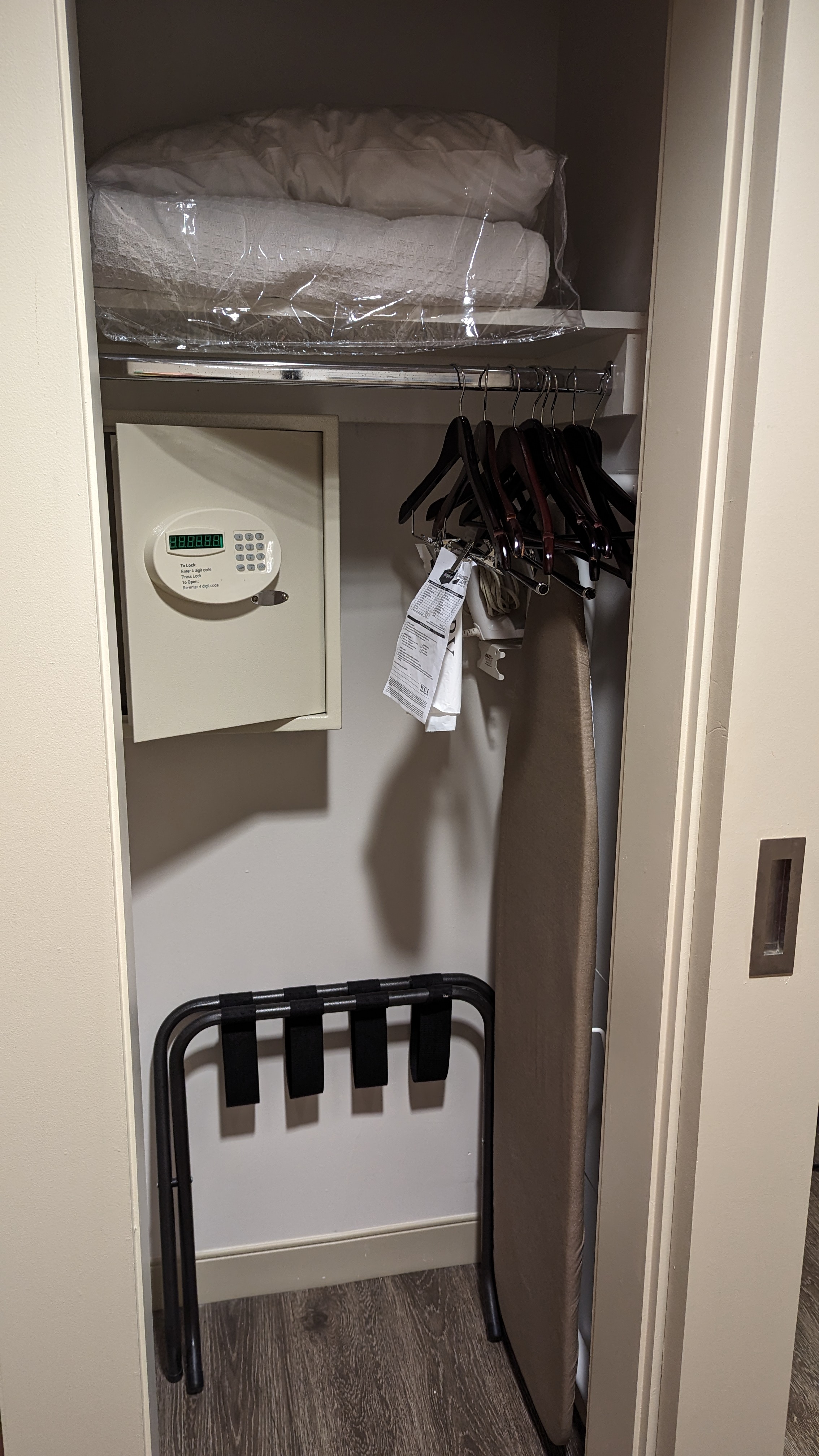Hampton Inn Houston Downtown guestroom closet