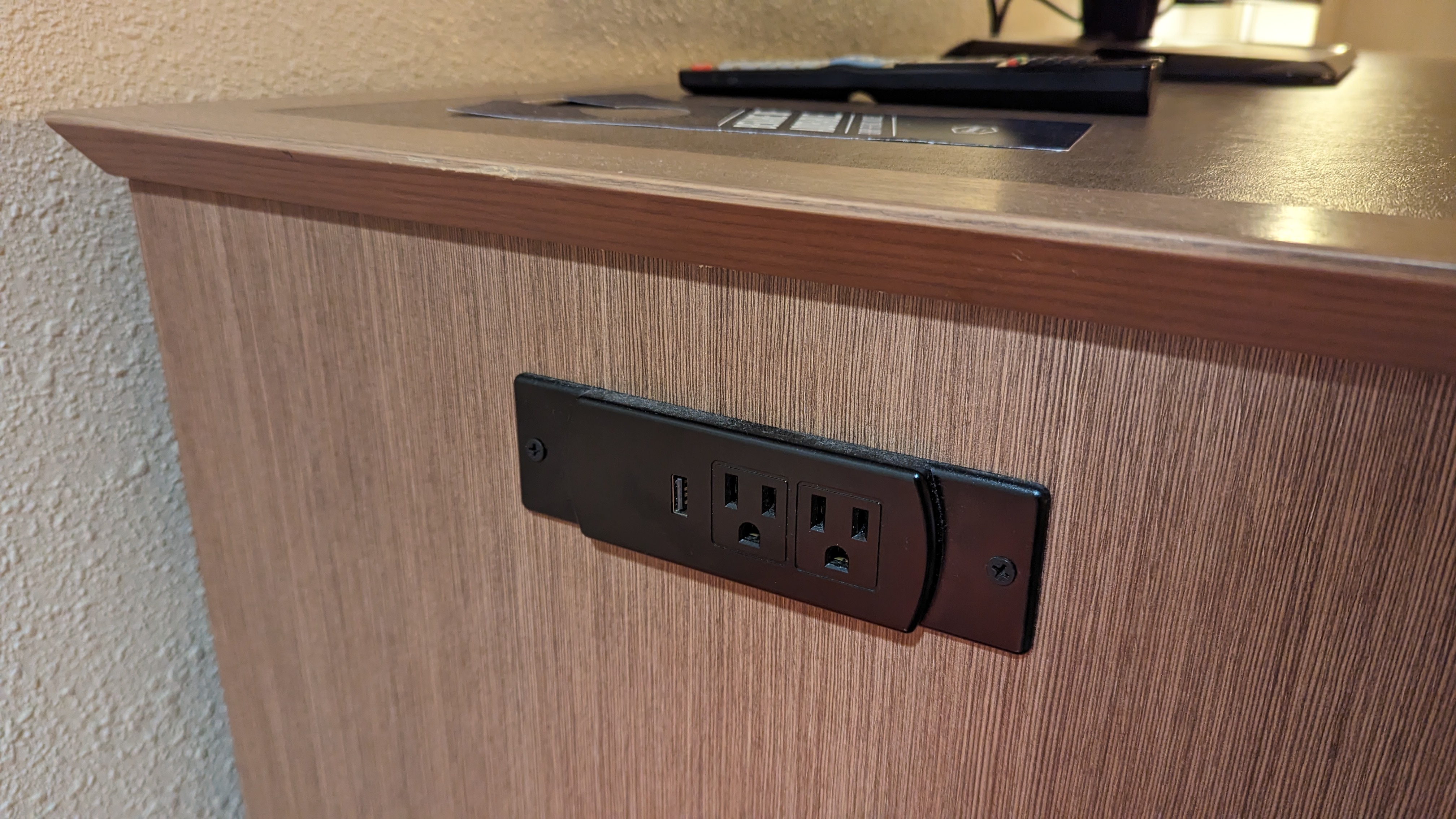 Hampton Inn Houston Downtown guestroom desk outlet