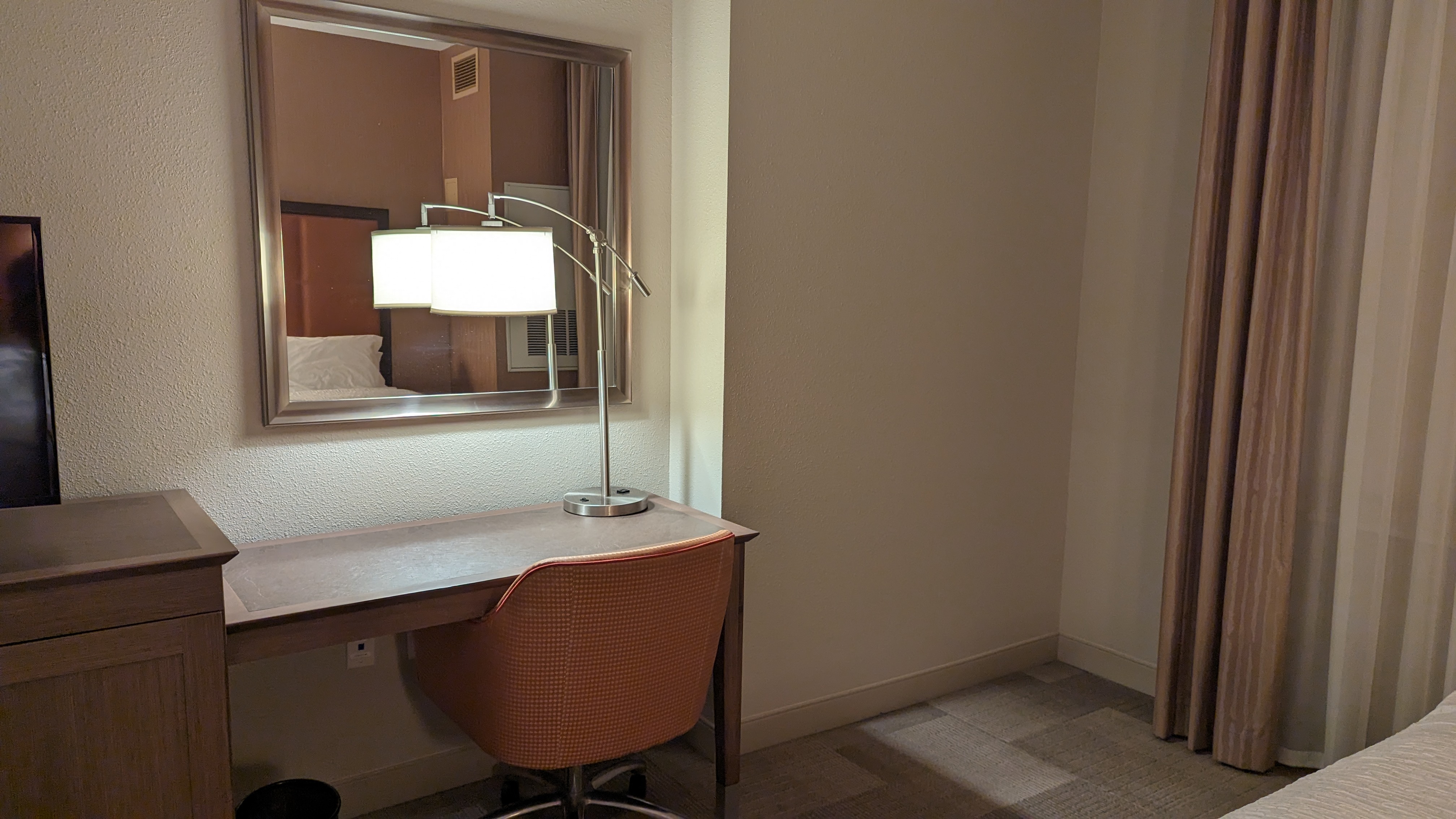 Hampton Inn Houston Downtown guestroom desk
