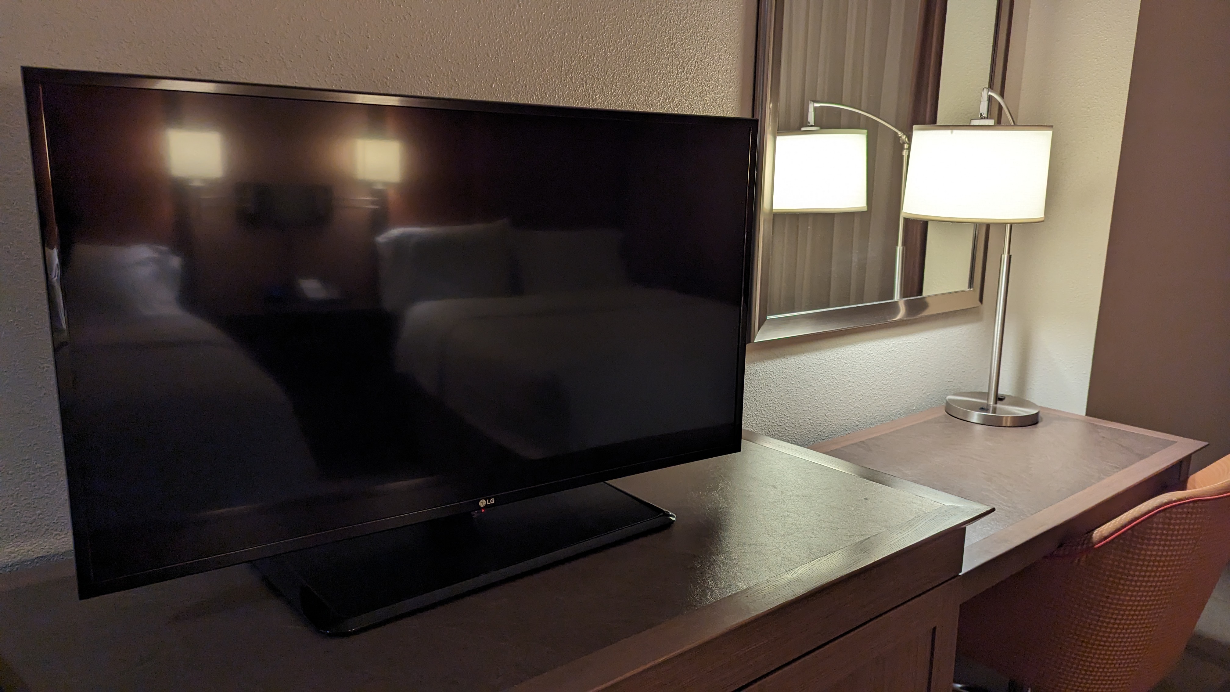 Hampton Inn Houston Downtown guestroom dresser TV