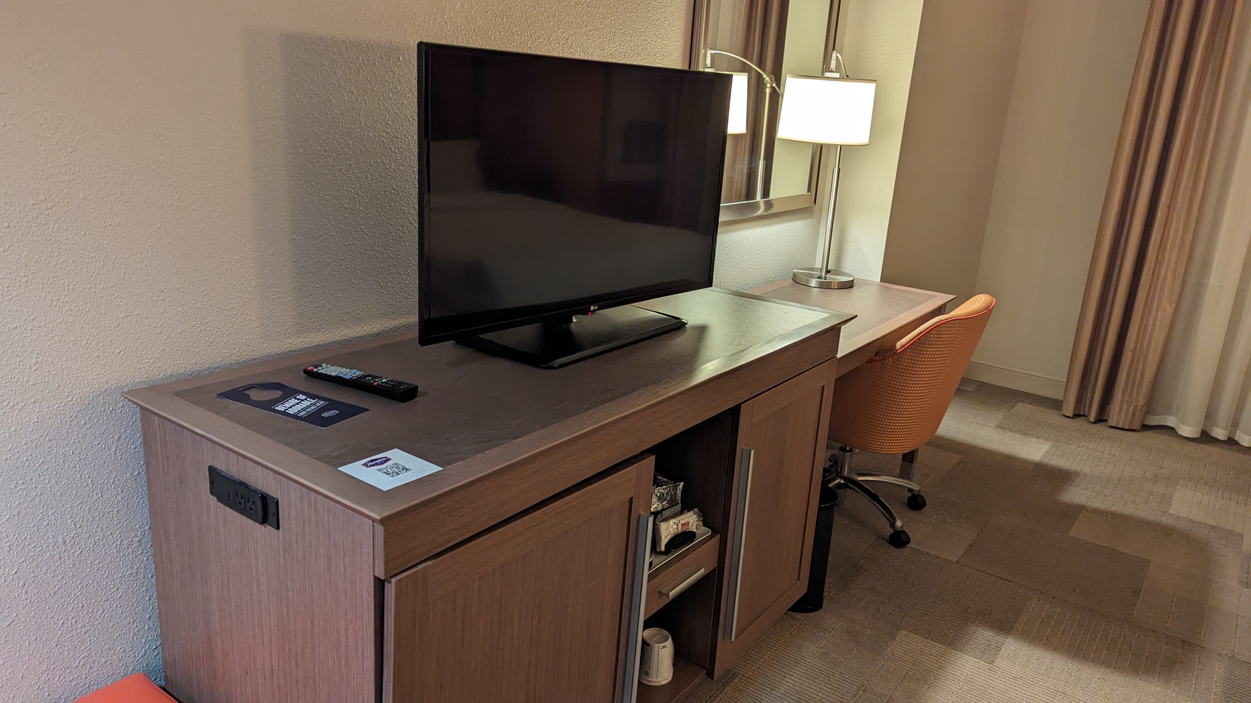 Hampton Inn Houston Downtown guestroom dresser