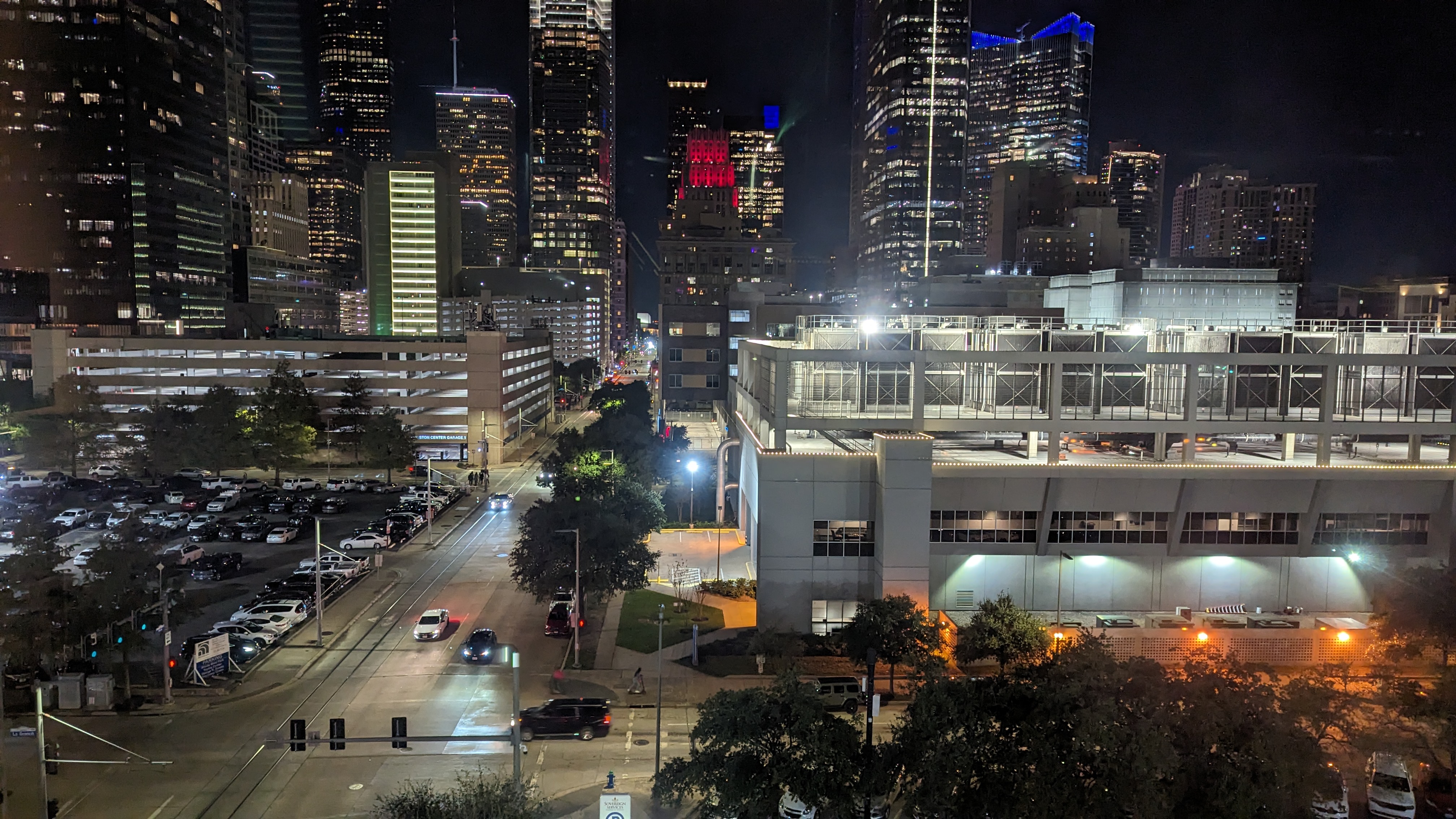 Hampton Inn Houston Downtown guestroom night view