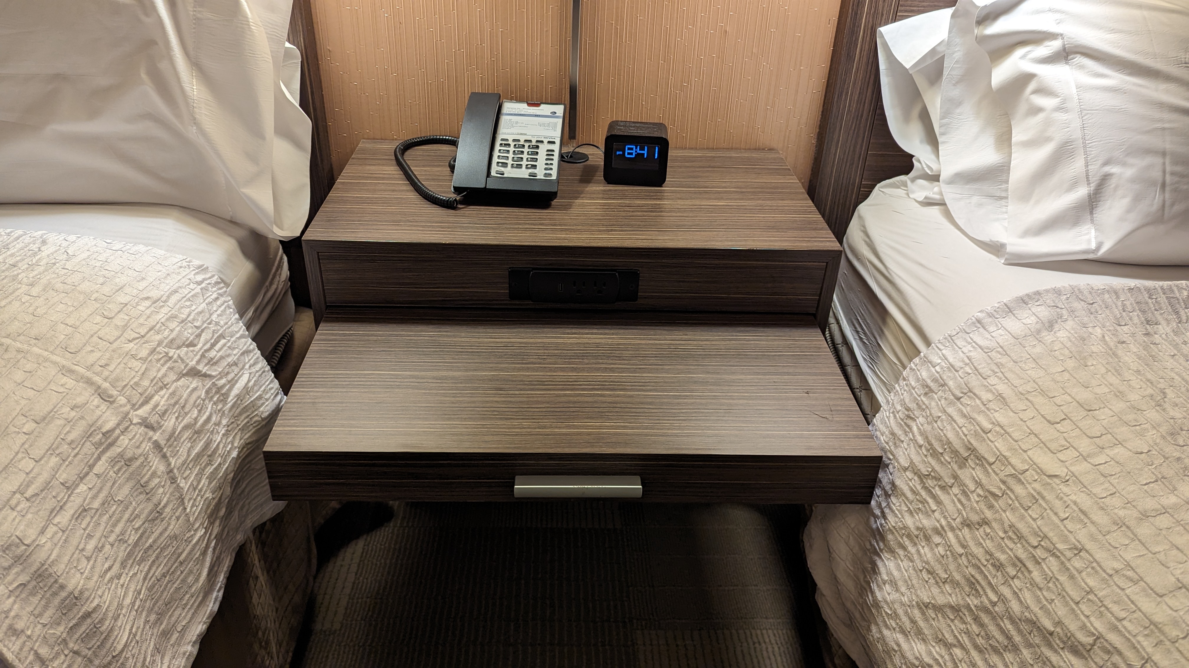 Hampton Inn Houston Downtown guestroom nightstand
