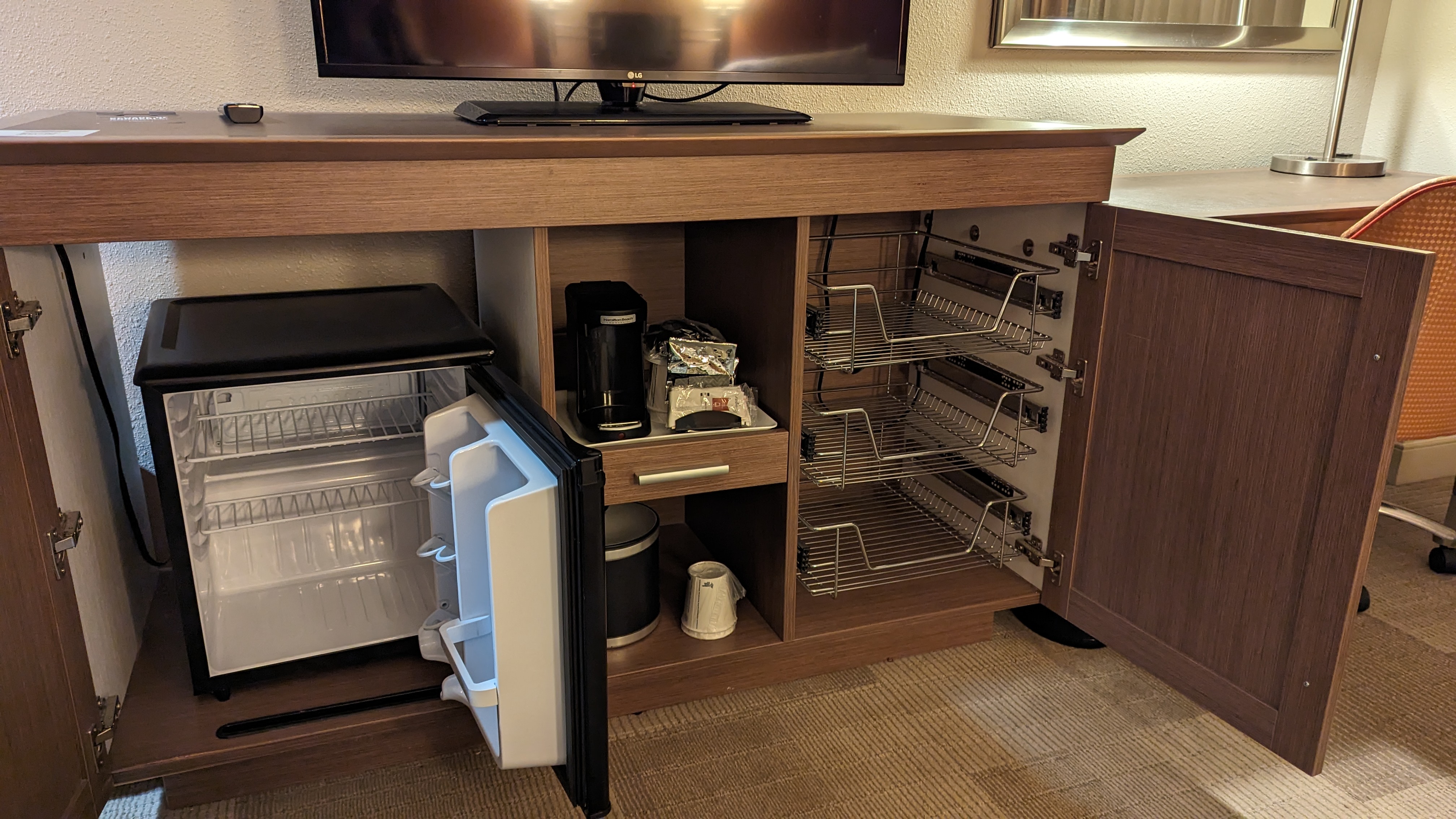 Hampton Inn Houston Downtown guestroom shelves coffee and refrigerator