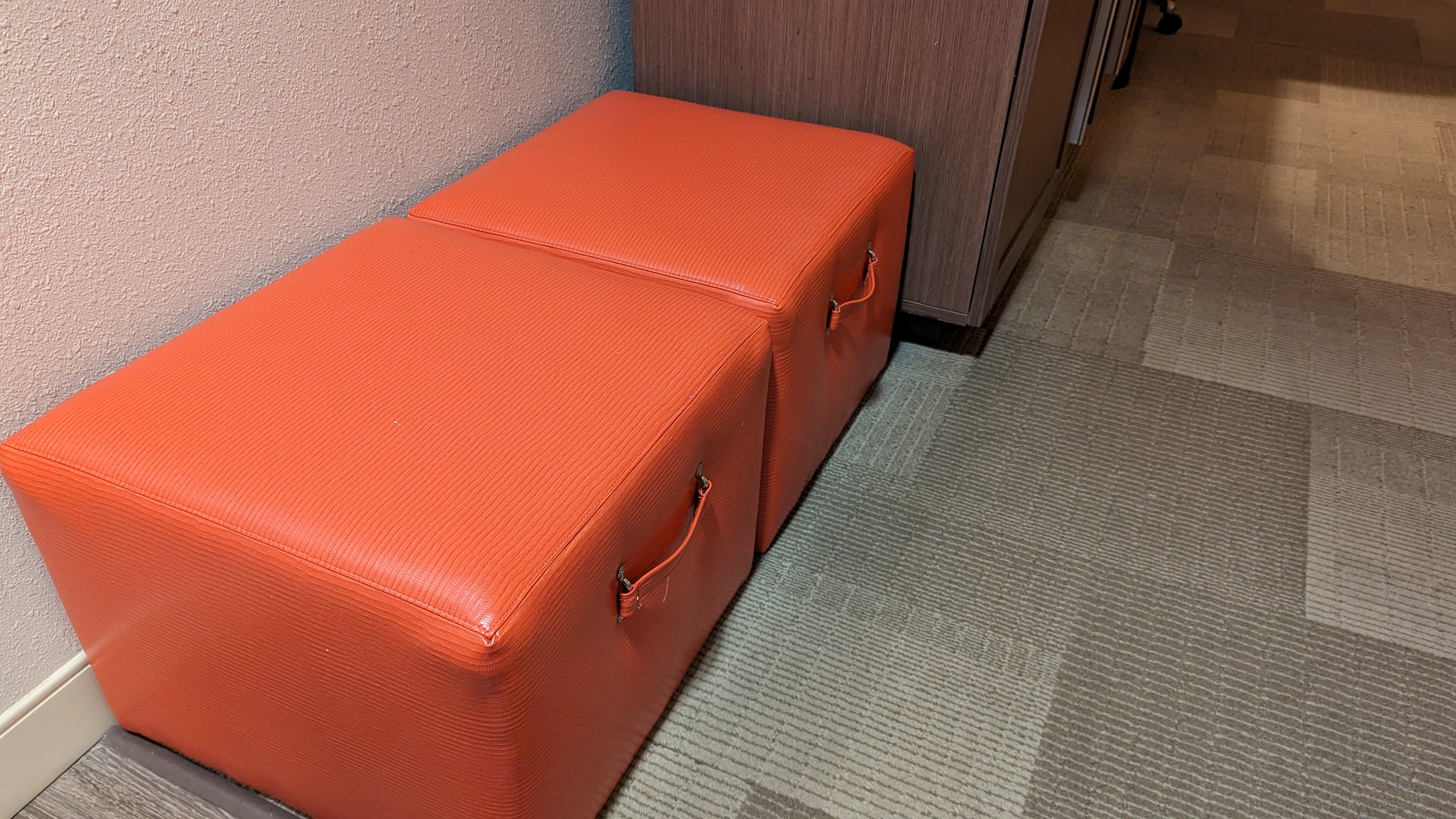 Hampton Inn Houston Downtown guestroom stools