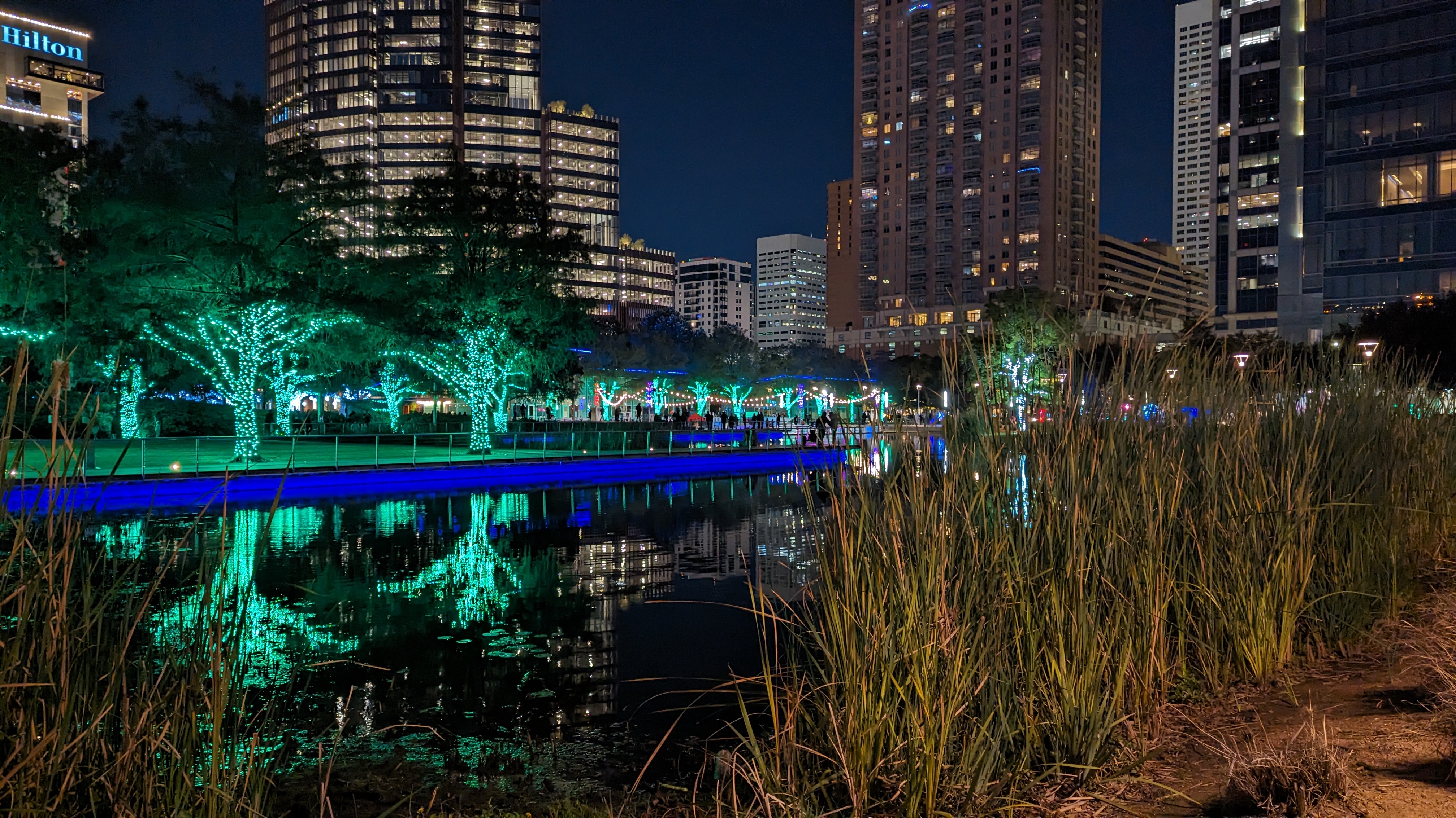 Hampton Inn Houston Downtown location Discovery Green park lake