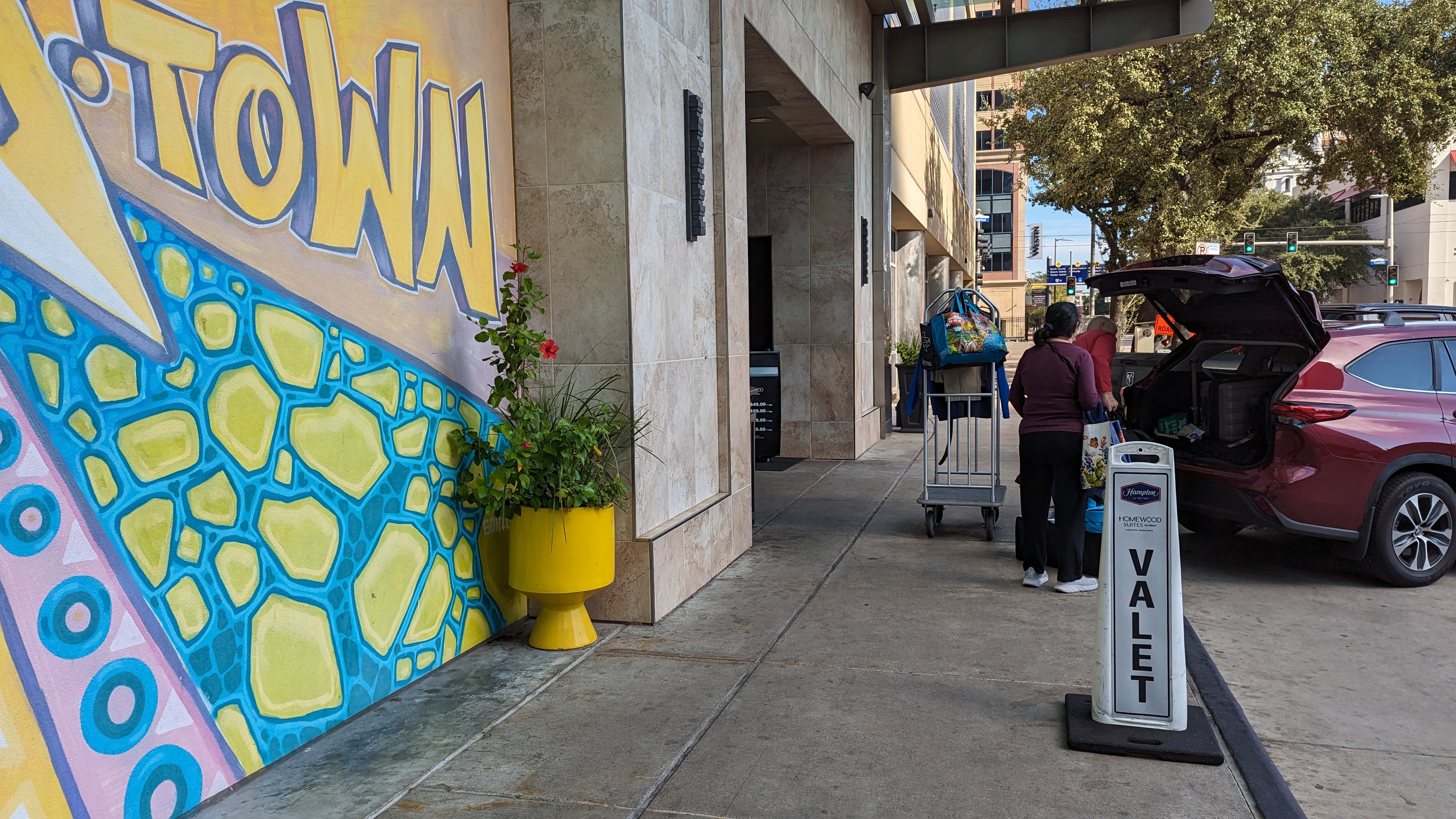 Hampton Inn Houston Downtown valet and entrance