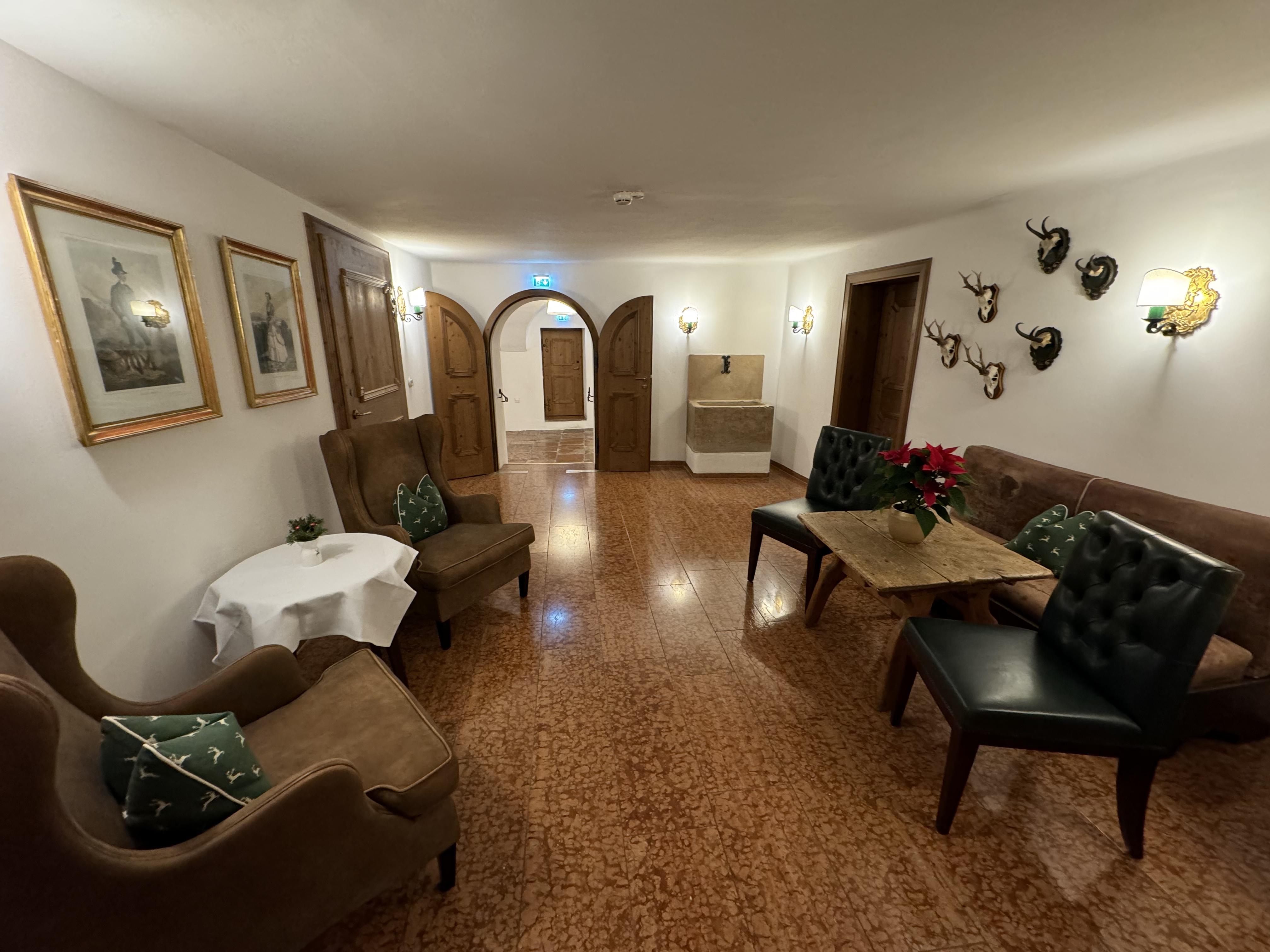 Hotel Goldener Hirsch Floor Seating Area