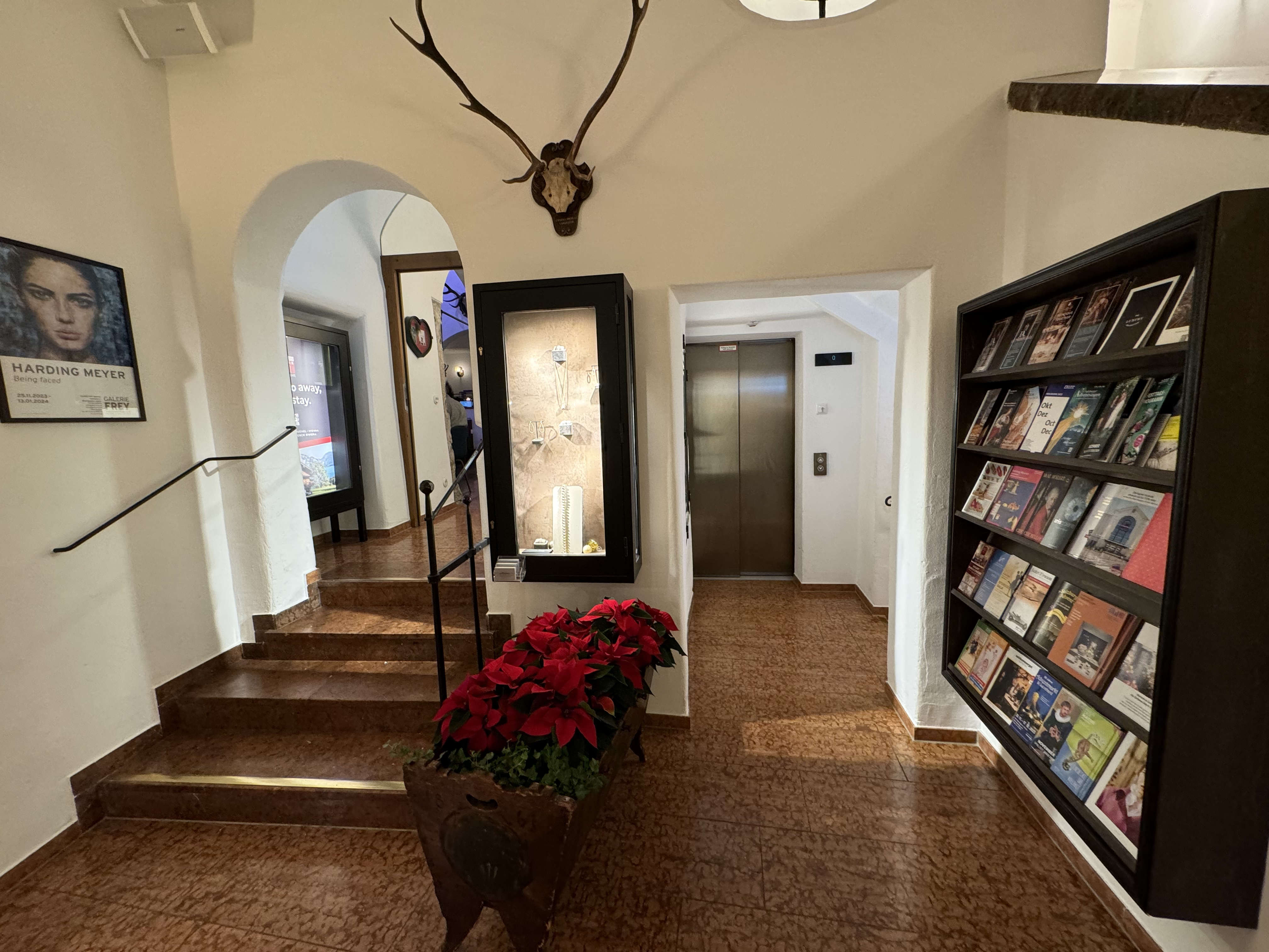 Hotel Goldener Hirsch Lobby Elevator