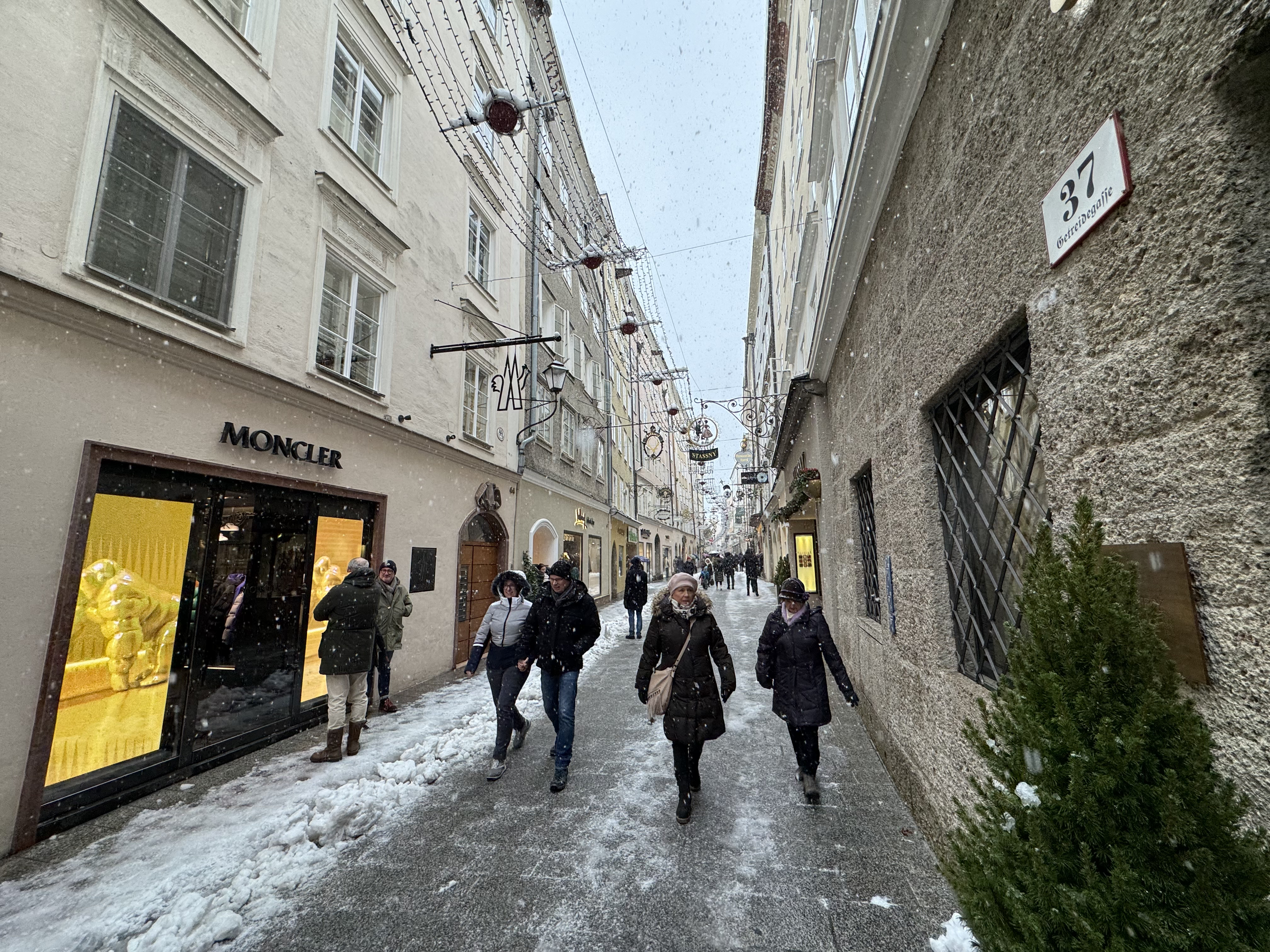 Hotel Goldener Hirsch Snowing Outside