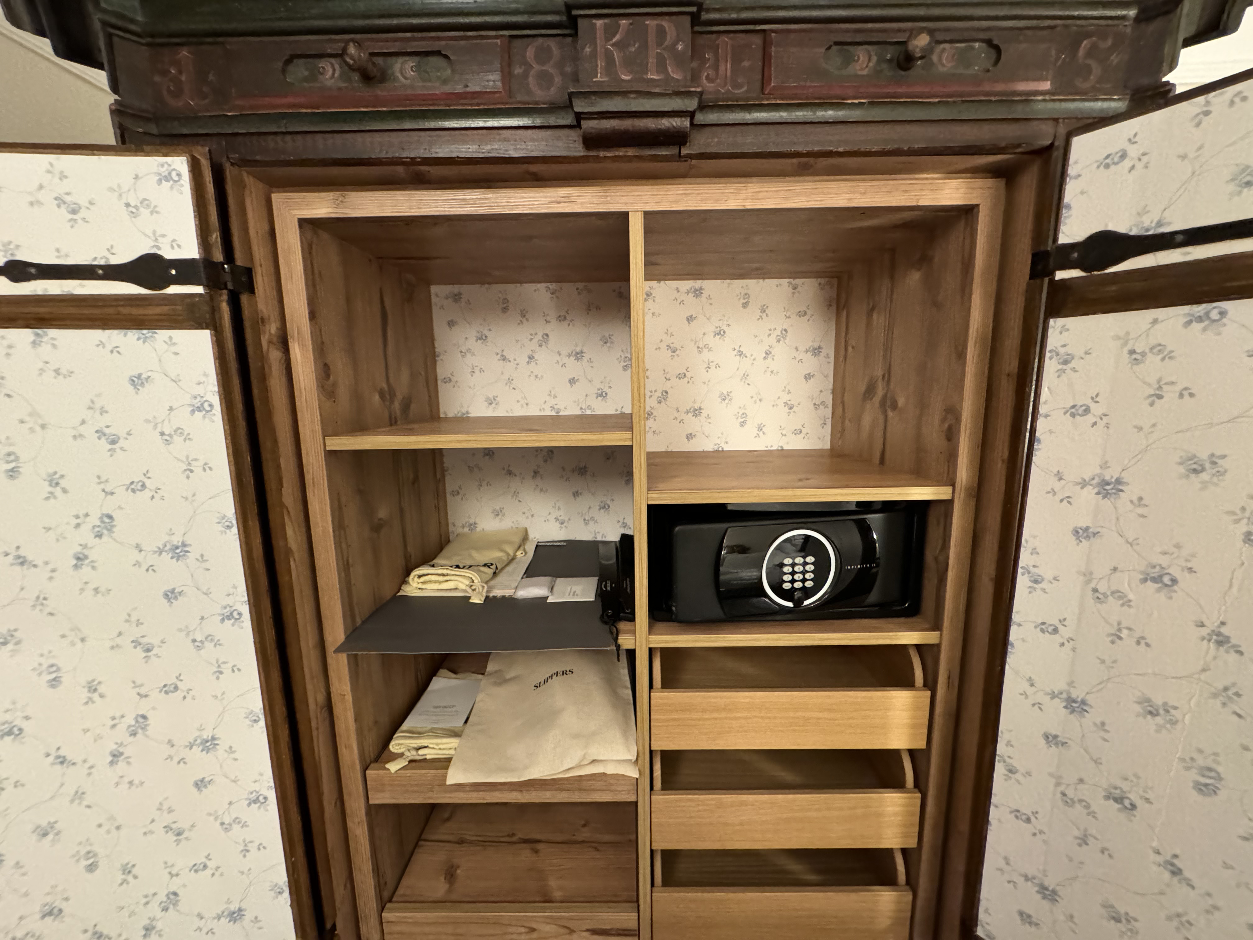 Hotel Goldener Hirsch Suite Bedroom Storage