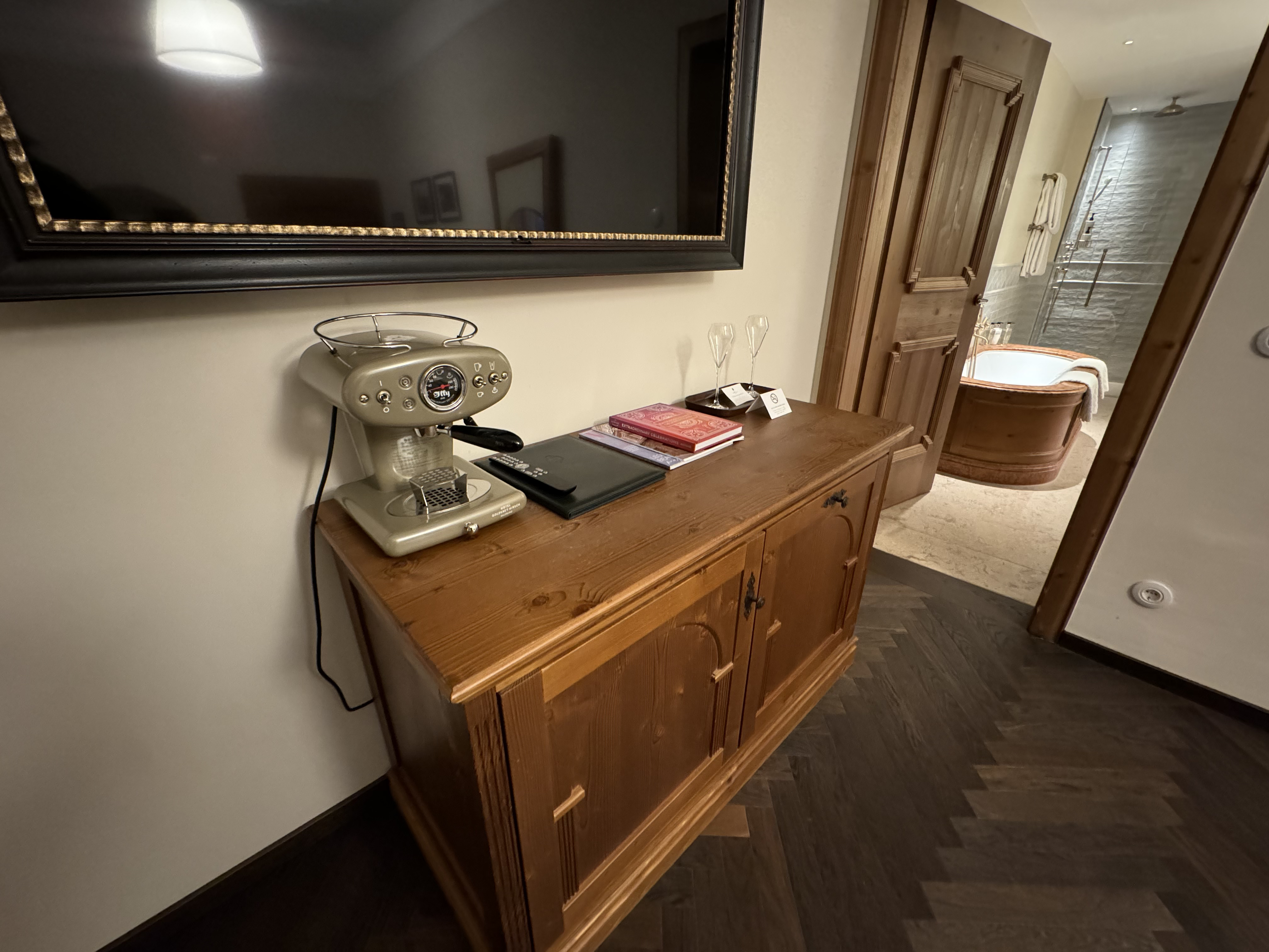 Hotel Goldener Hirsch TV and Cabinet