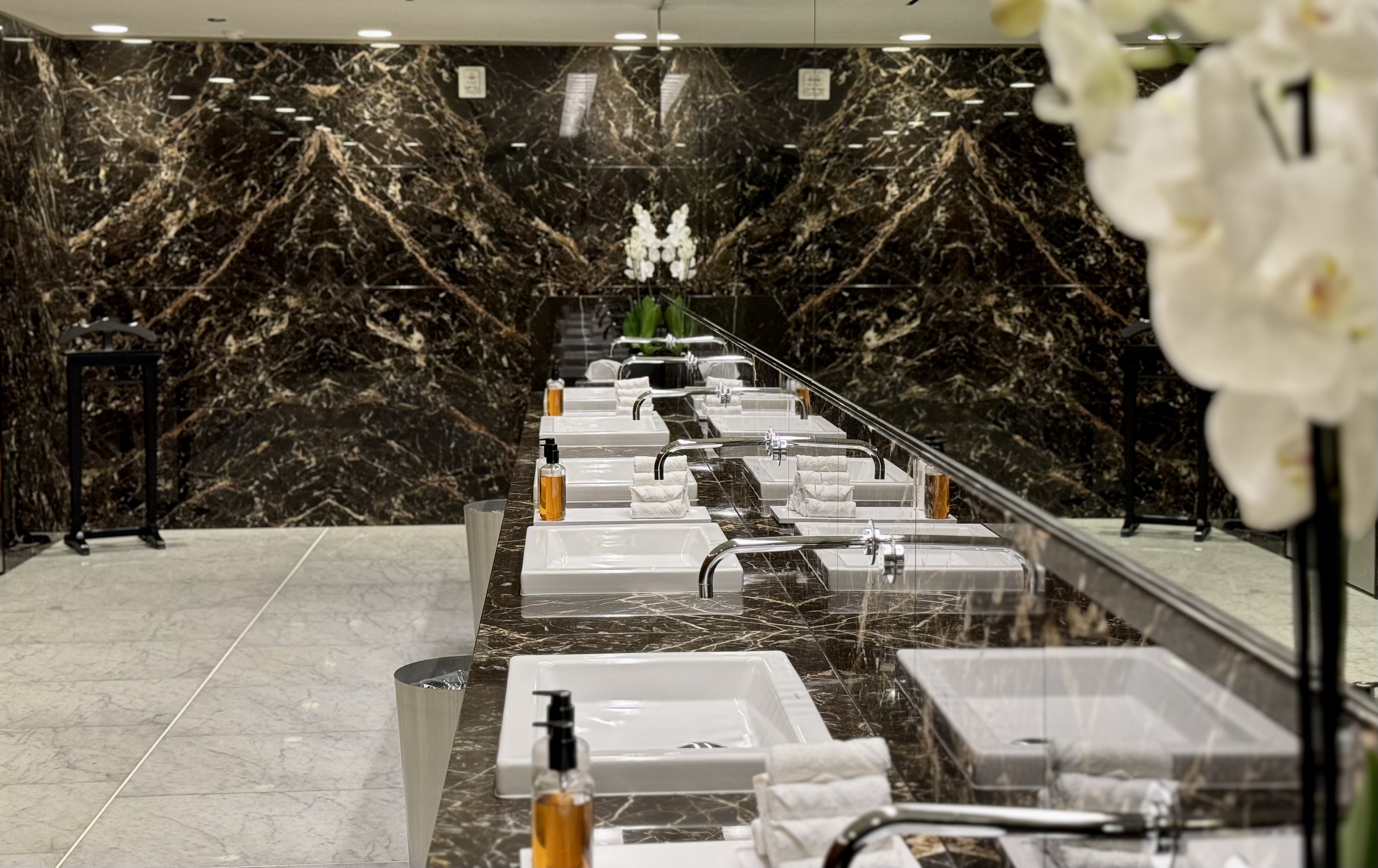 Qatar Airways Al Safwa Lounge Doha bathroom