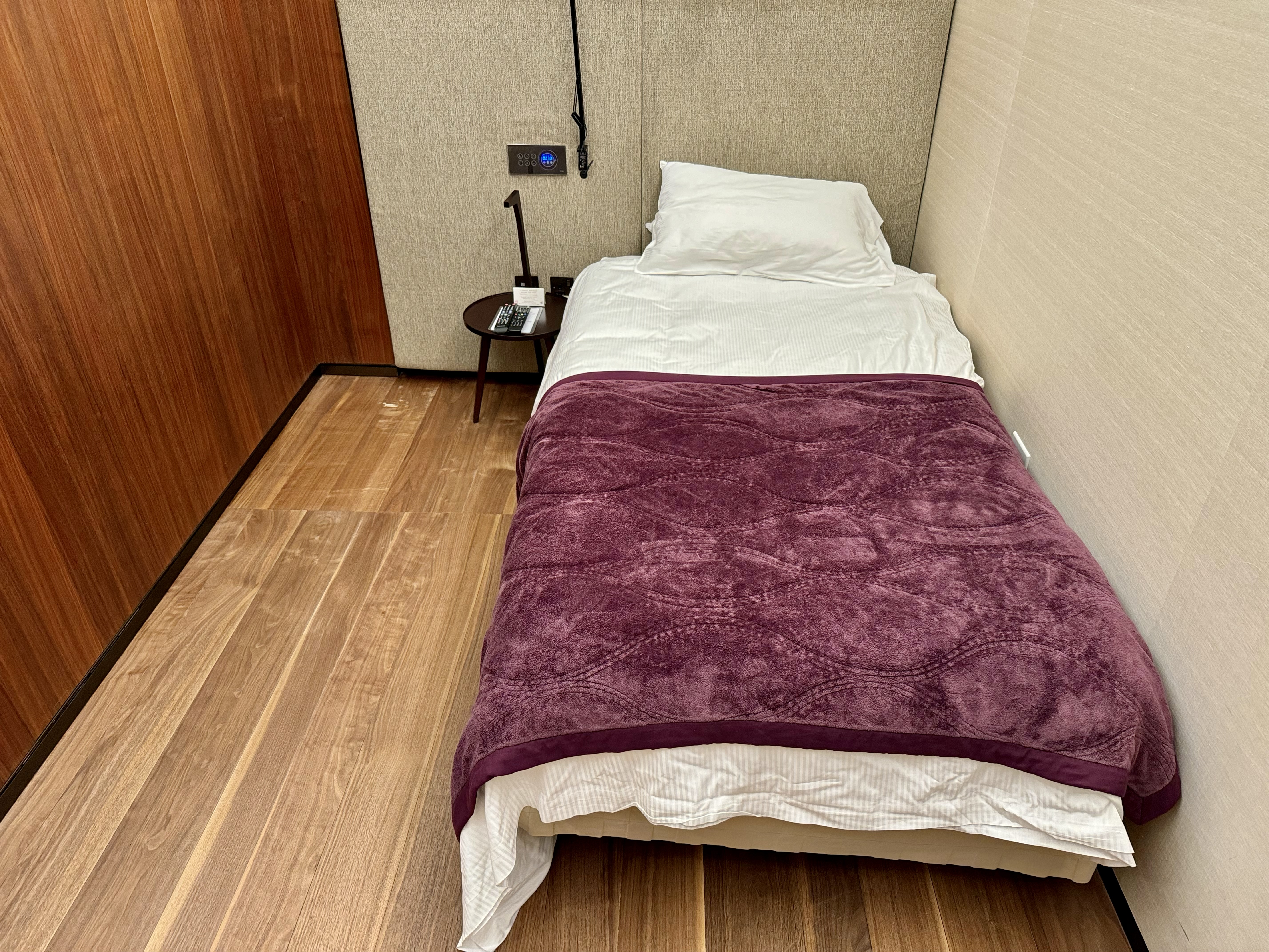 Qatar Airways Al Safwa Lounge Doha quiet room bed