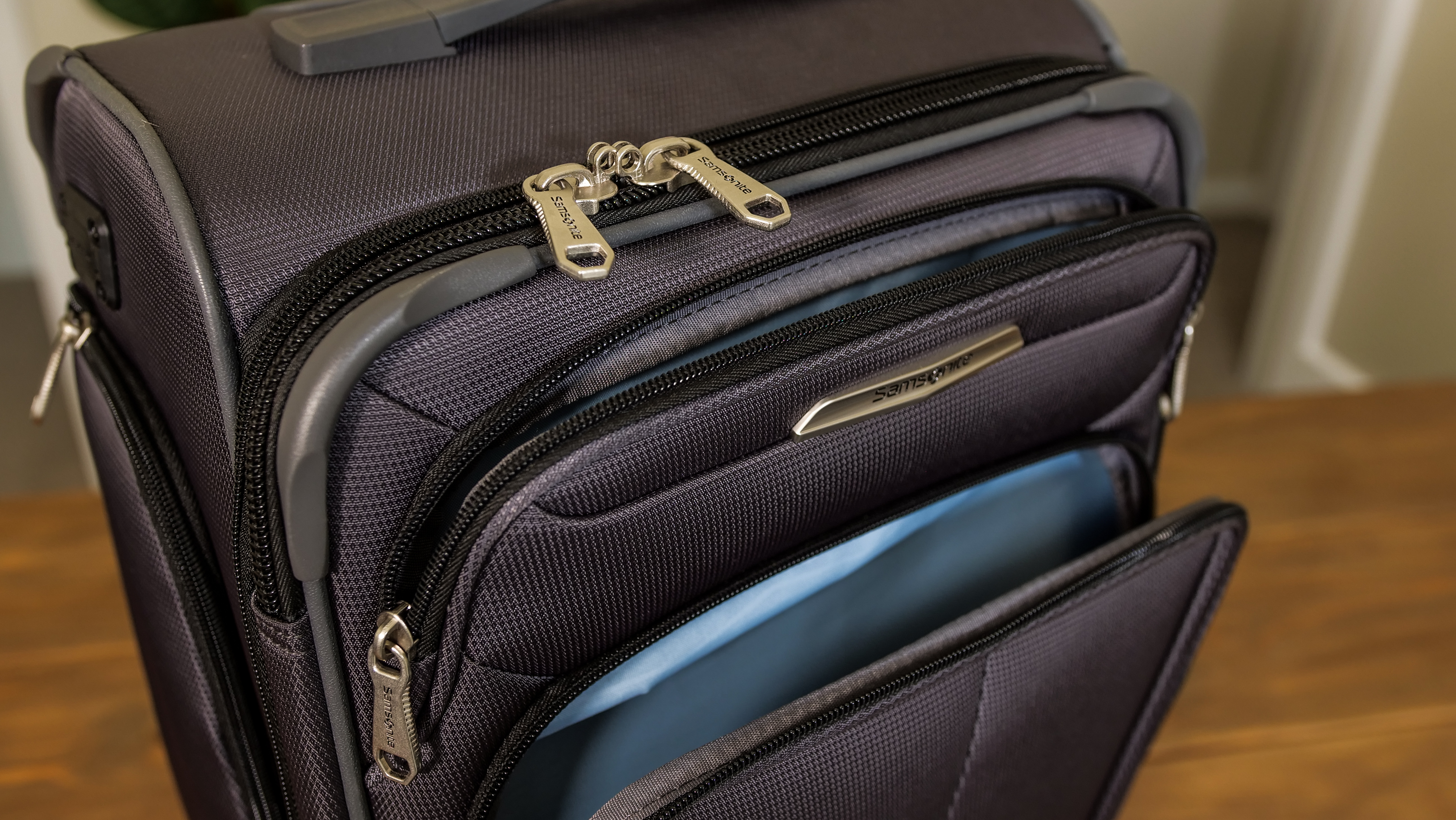 Samsonite Solyte DLX Exterior Pockets Samsonite Solyte DLX Exterior Pockets