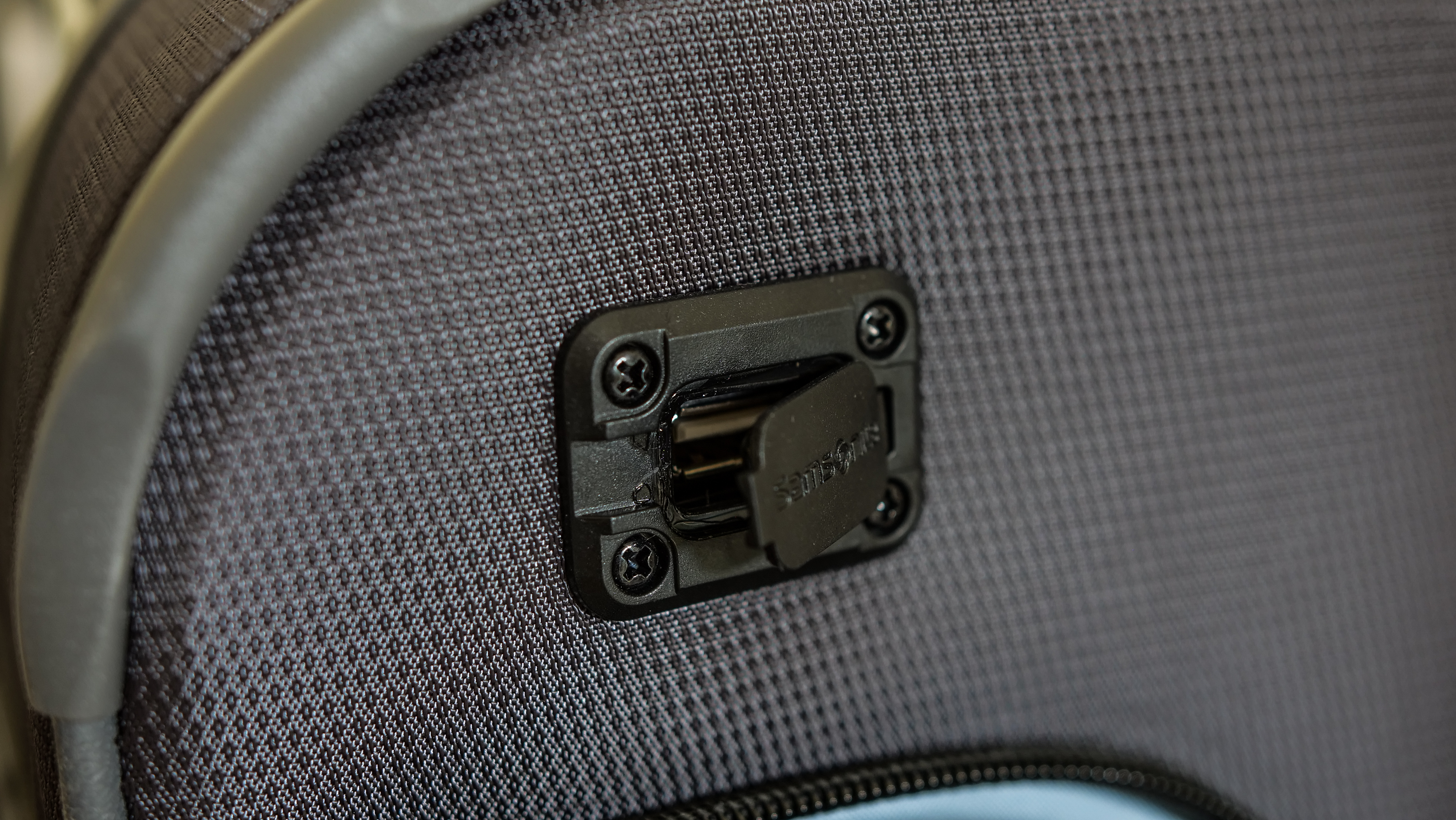 Samsonite Solyte DLX USB port Samsonite Solyte DLX USB port