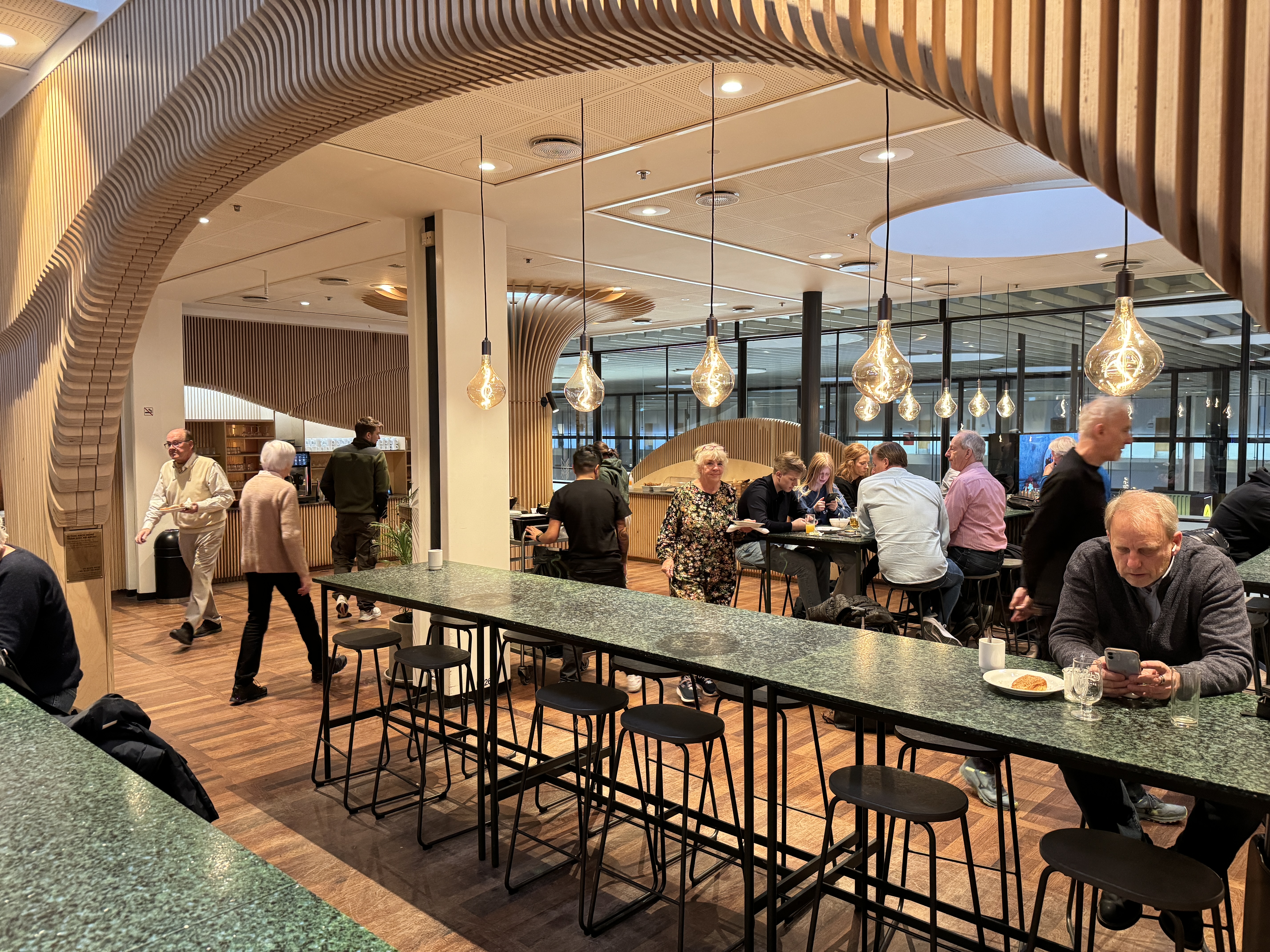 Carlsberg Aviator Lounge CPH seating and buffet