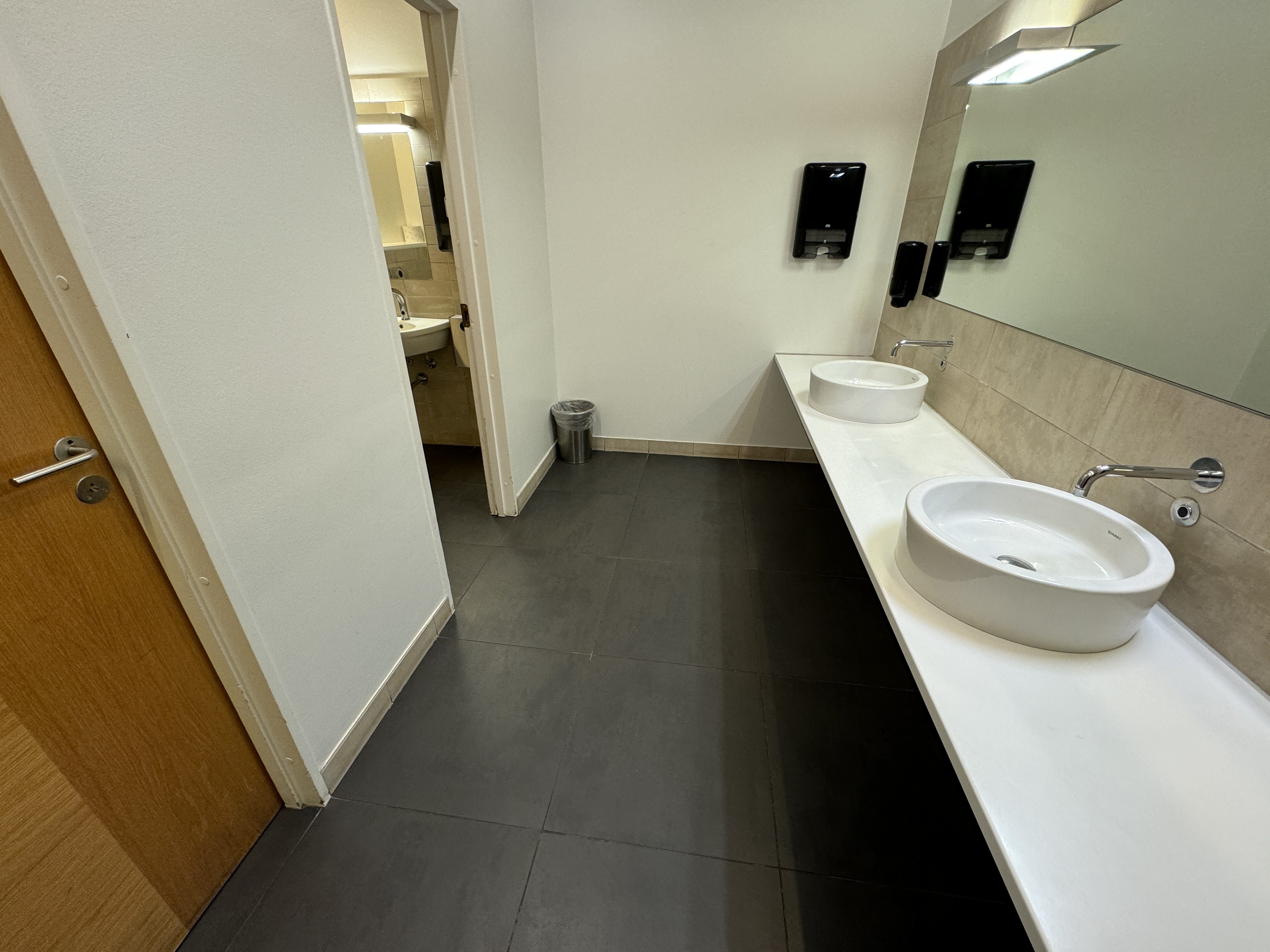 Carlsberg Aviator Lounge CPH sinks