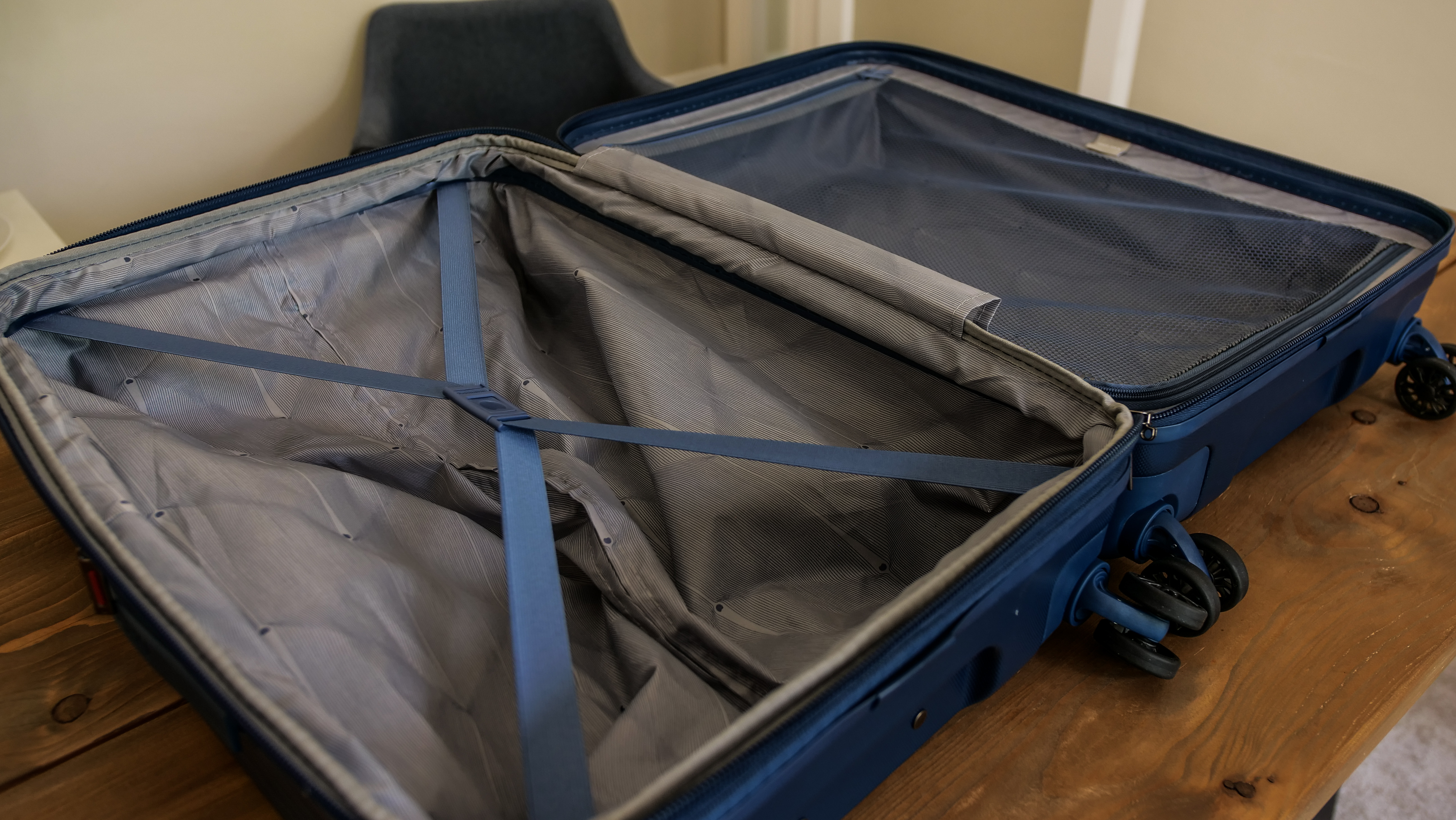 Delsey Comete 3.0 Spinner Interior Compartments Delsey Comete 3.0 Spinner Interior Compartments