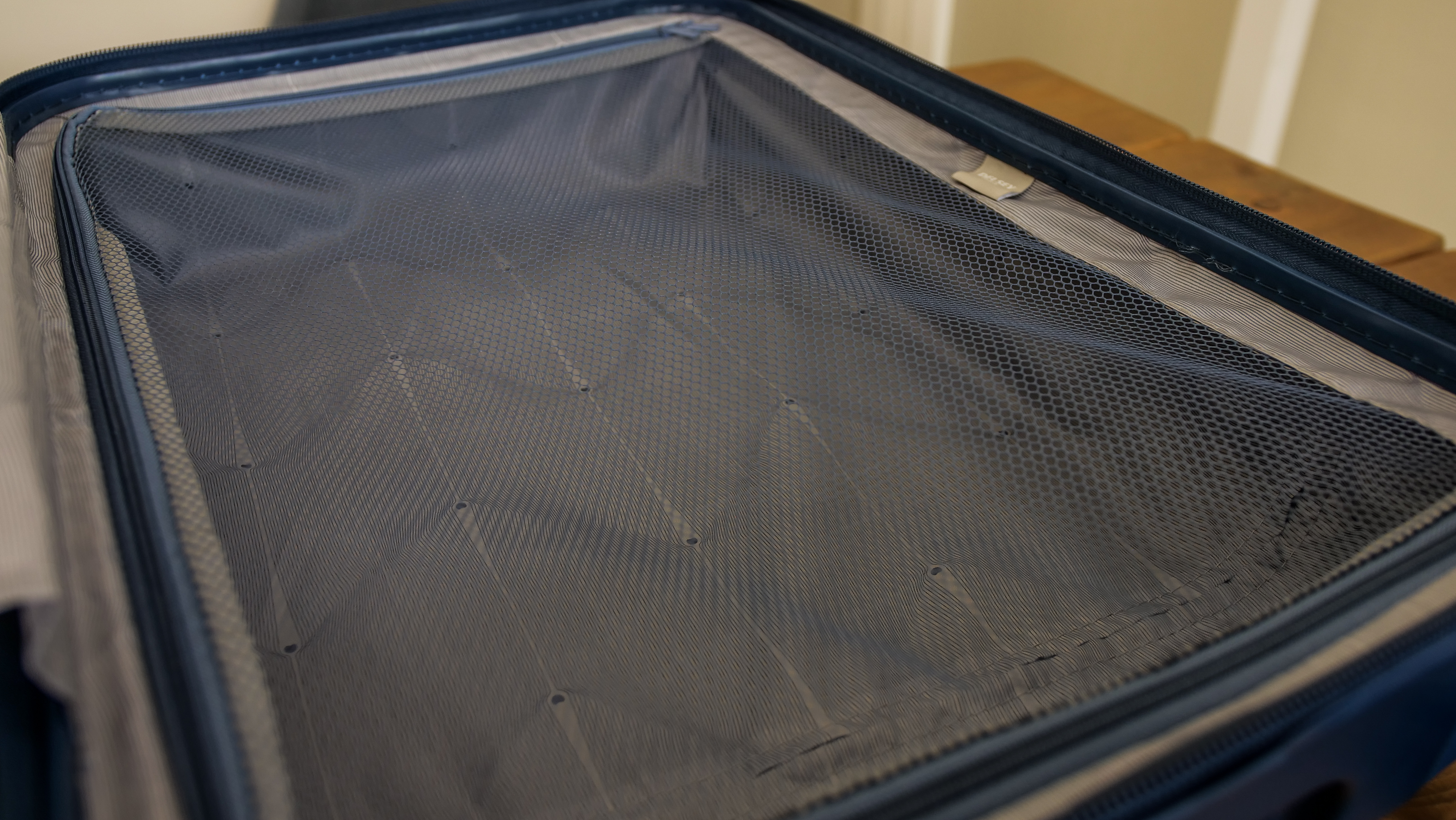 Delsey Comete 3.0 Spinner Mesh Divider Delsey Comete 3.0 Spinner Mesh Divider