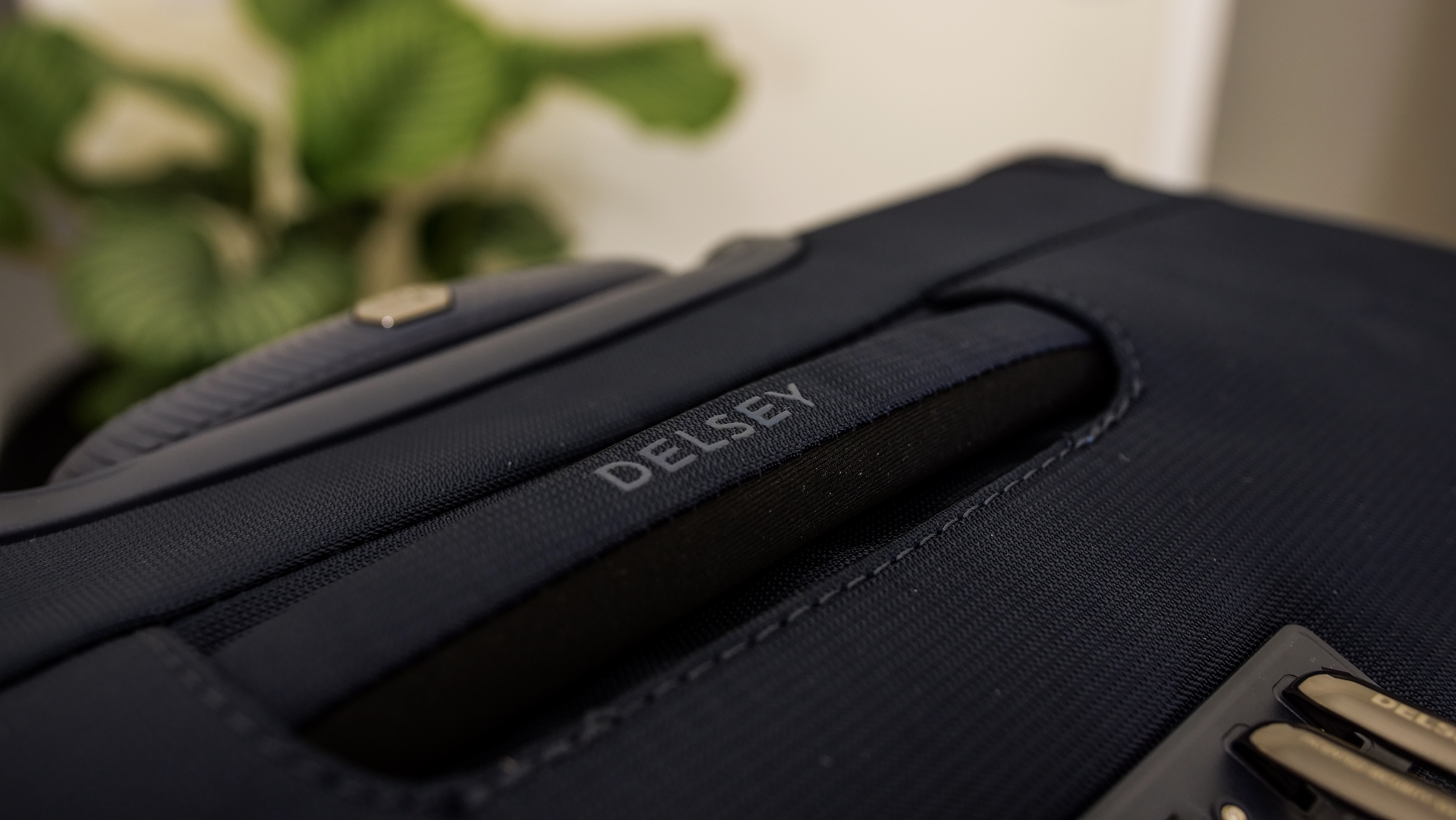 Delsey Helium DLX carry handle Delsey Helium DLX carry handle