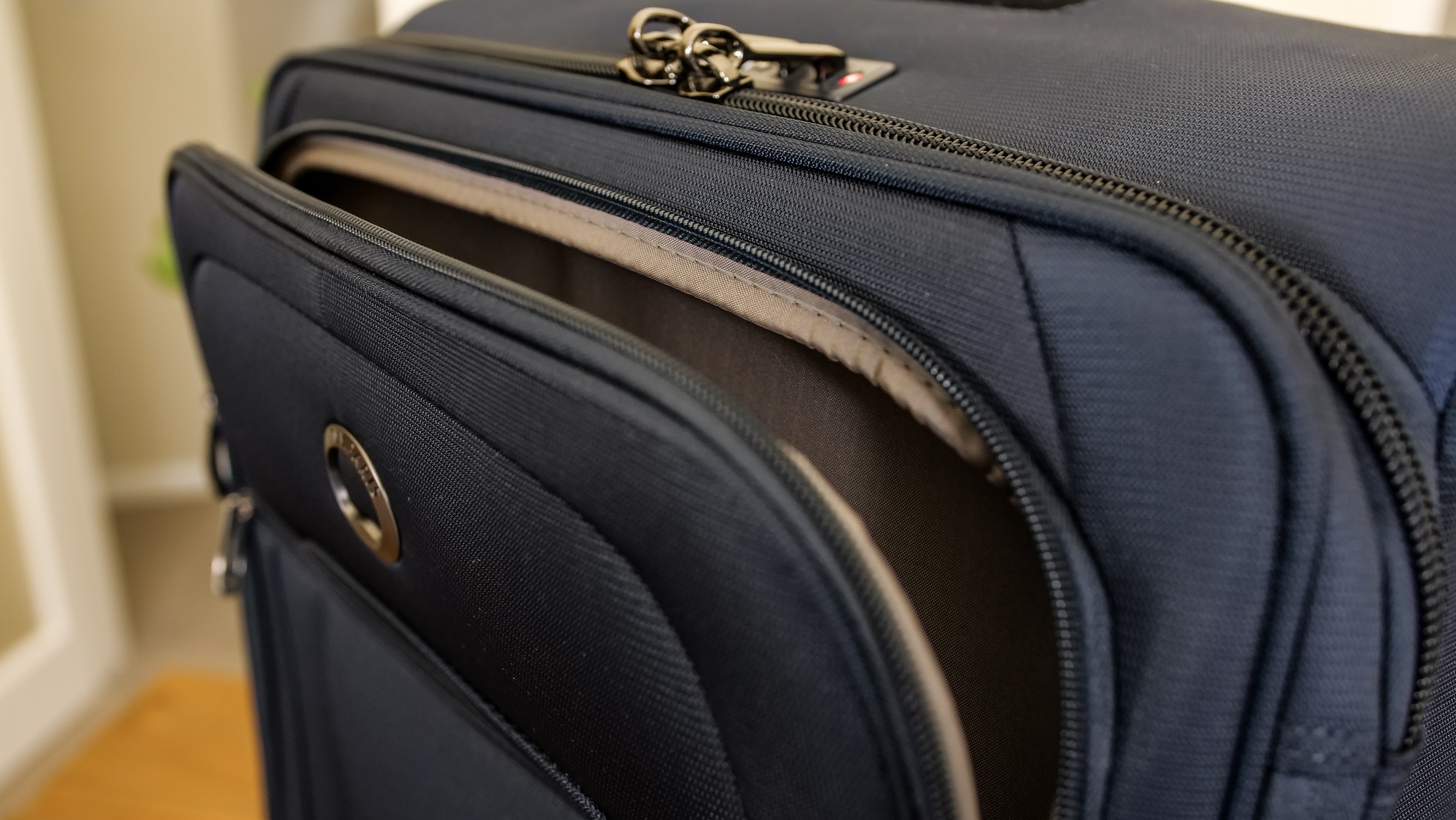 Delsey Helium DLX exterior pockets Delsey Helium DLX exterior pockets